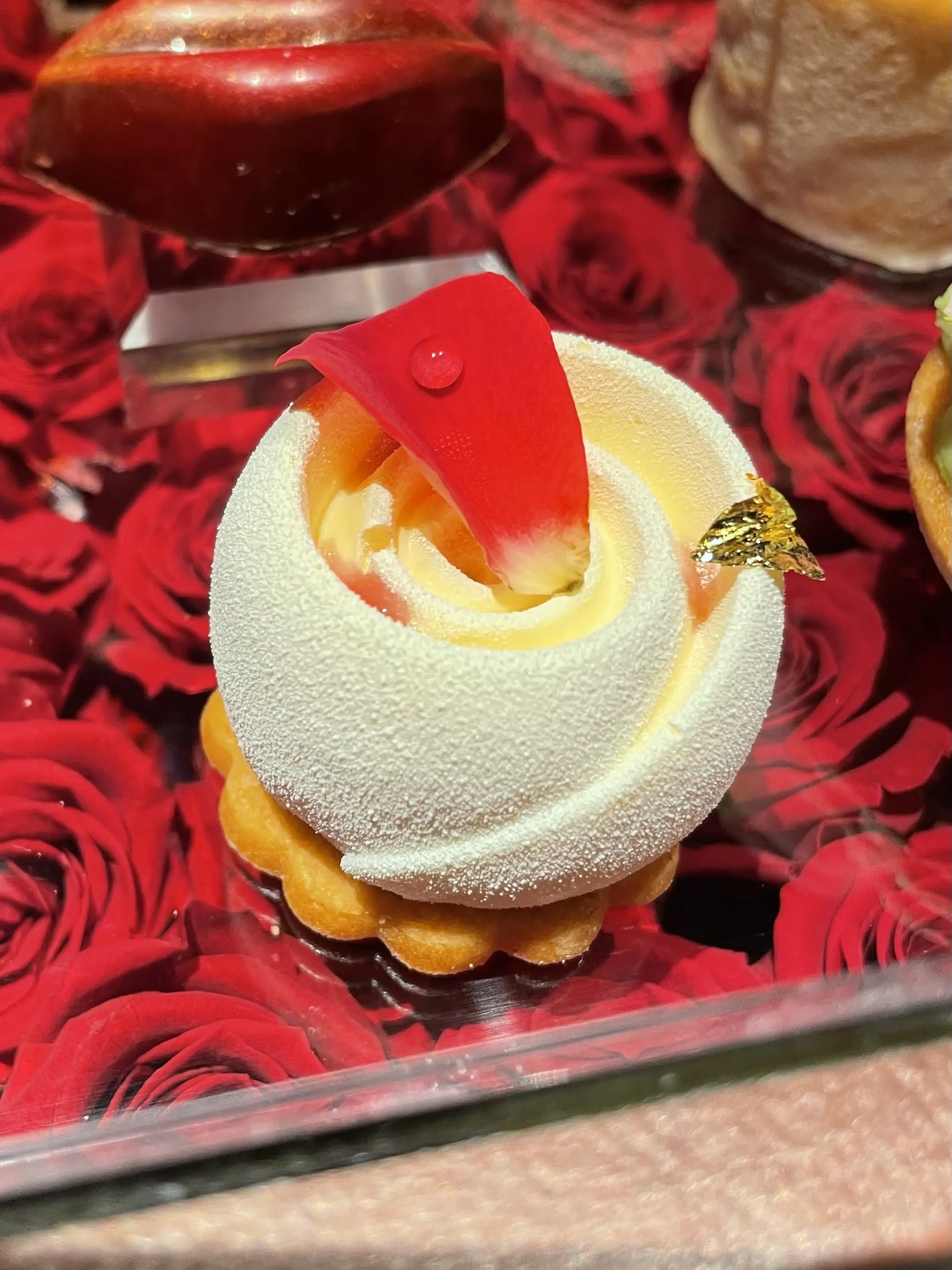 お洒落バー、お洒落カウンター、ムース、ケーキ、ババロア、お洒落、お洒落な店内、お洒落スイーツ&amp;バー、間接照明、ケーキ、お洒落照明、Constellation.、SweetscafeBAR、バー、スイーツバー、入り口、通路、廊下、プロローグ、モダン、ブルーライト、間接照明、エピローグ、幻想的、幻想的、お洒落、スイーツ、ベリー、ケーキ、スイーツ&amp;バー、薔薇、フラワーアレンジ、マカロン、ライチ、ベリー、キイチゴ、木苺、薔薇、花びら、お洒落、美味しい、スイーツ、薔薇型、ローズ、ローズ型、生クリーム、クリーム、ホイップ