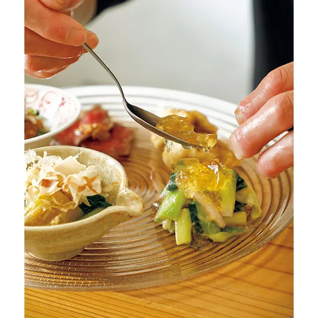 鱧の天ぷらやローストビーフ、イカと九条ねぎの酢味噌あえなど、内容は日替わり。