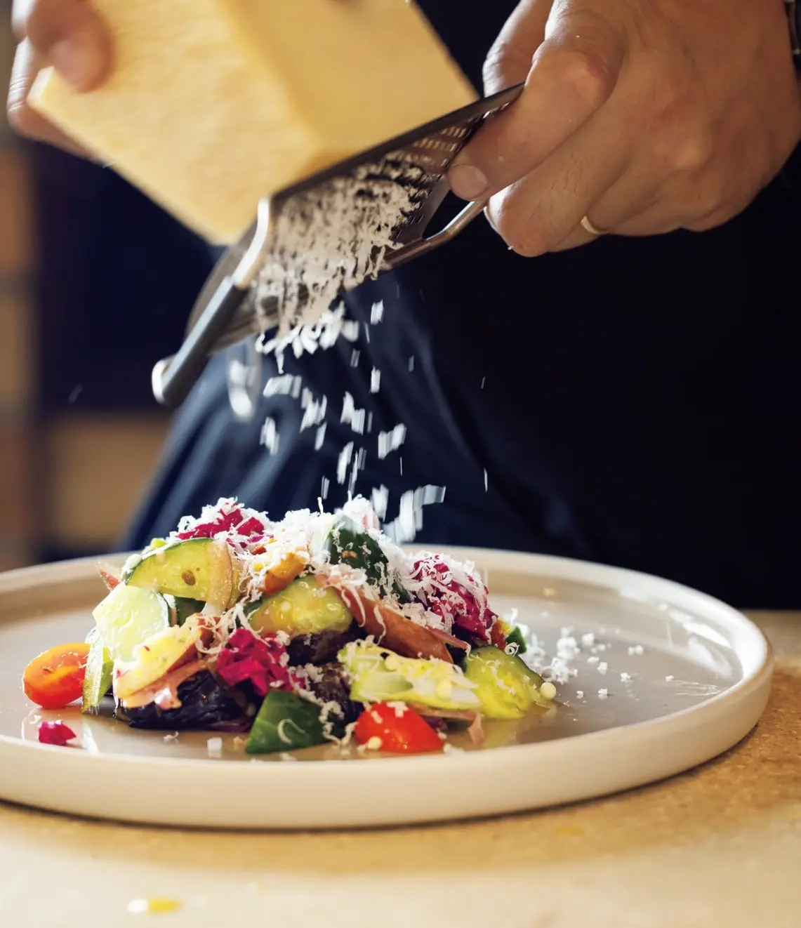 大人のひとり旅　美食　丹後 raw　メニューの一例　サラダは隣町の 「SORA農園」に出向いて収穫した野菜を使い、目の前でオリジナルの味わいに