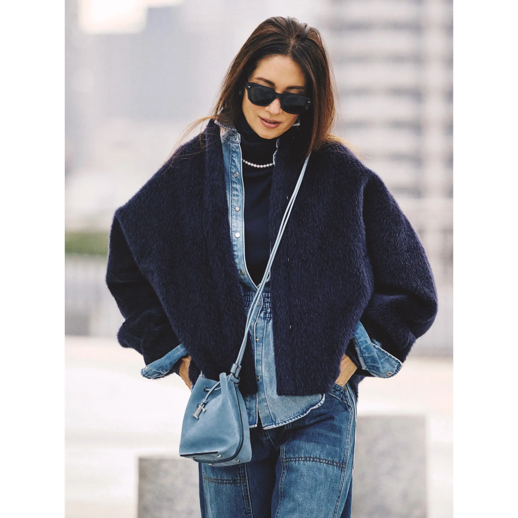 ネイビータートルトップスにブルーデニムシャツを重ね、その上からネイビーノーカラージャケットを羽織り、ブルーデニムパンツを合わせたコーディネート　モデル・ブレンダ