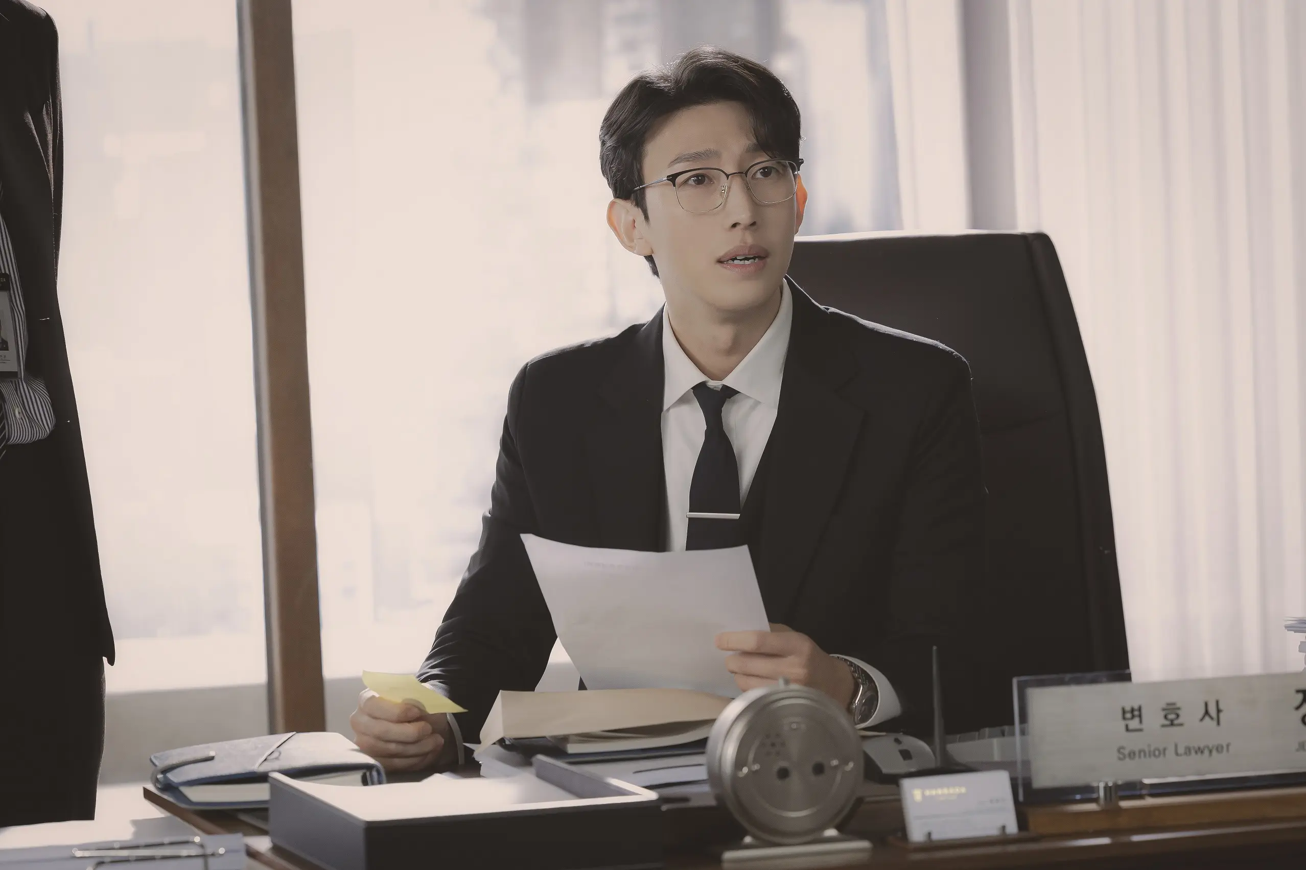ウ・ヨンウ弁護士は天才肌。上司の弁護士チョン・ミョンソク役のカン・ギヨン