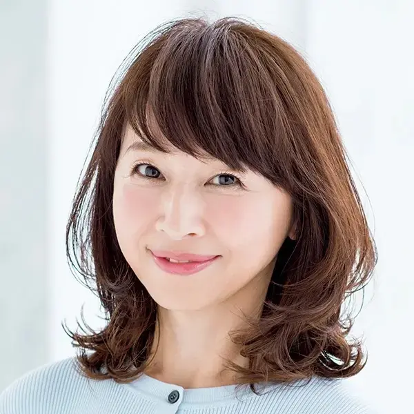 気品漂うフェミニンさを演出!マッシュフォルムミディアムヘア【50代髪型・ヘアスタイル】