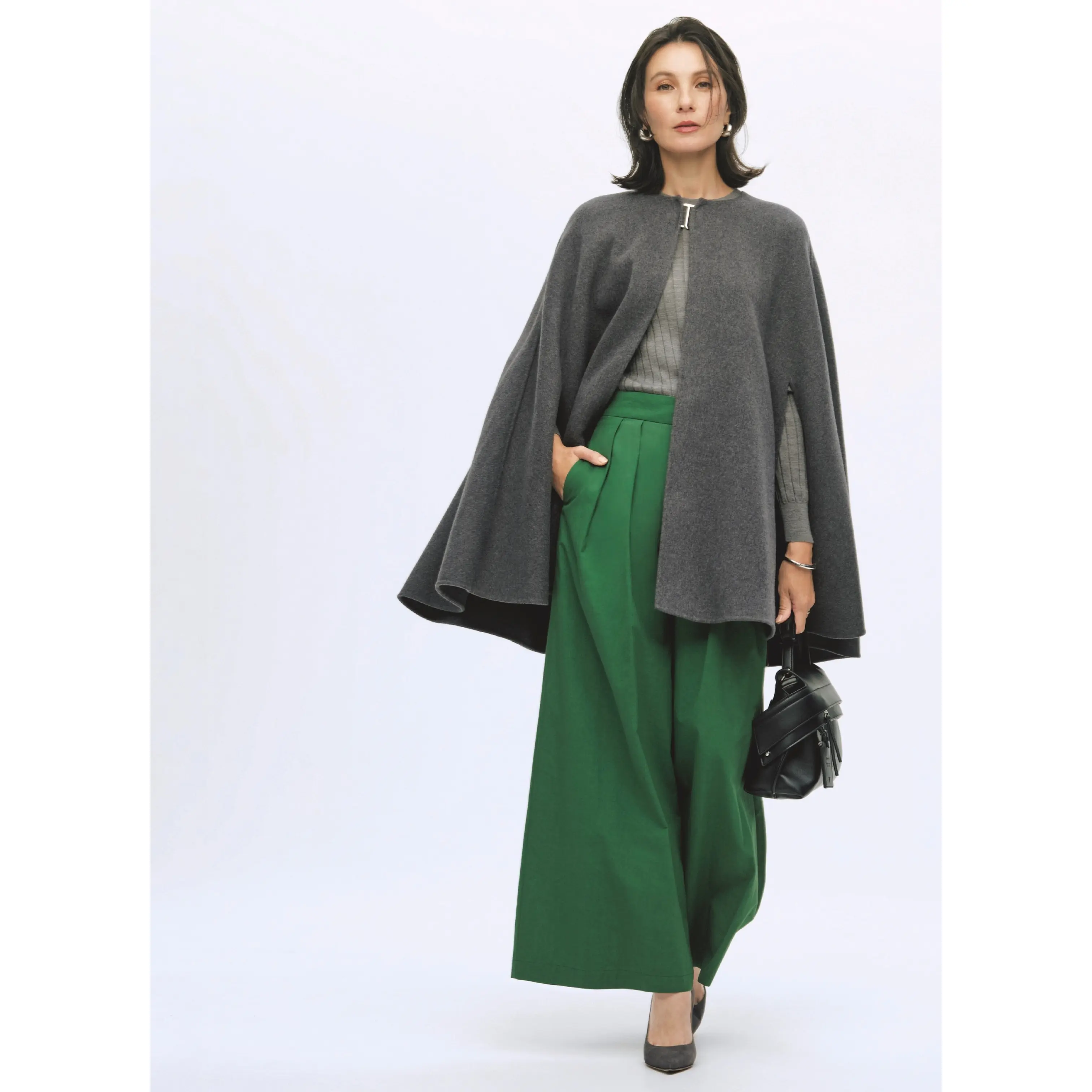 グレーケープコートの中にグレーリブニットとグリーンワイドパンツを合わせたコーディネート　モデル・田沢美亜
