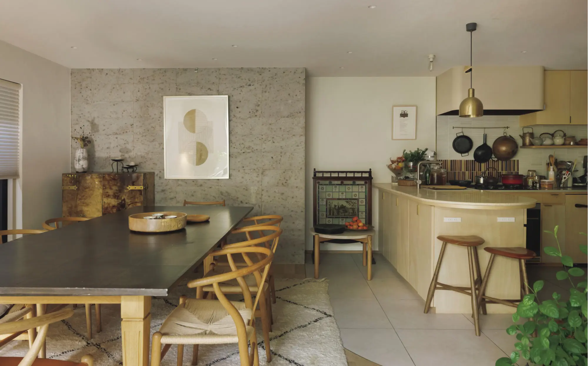 【50代の実家問題】美しく経年変化する素材を用いてリノベーション。“自分らしく住み継ぐ”という選択 サロンに置いたザ・コンランショップのダイニングテーブルは、ハタノワタル氏が和紙 で製作した天板をのせて使用