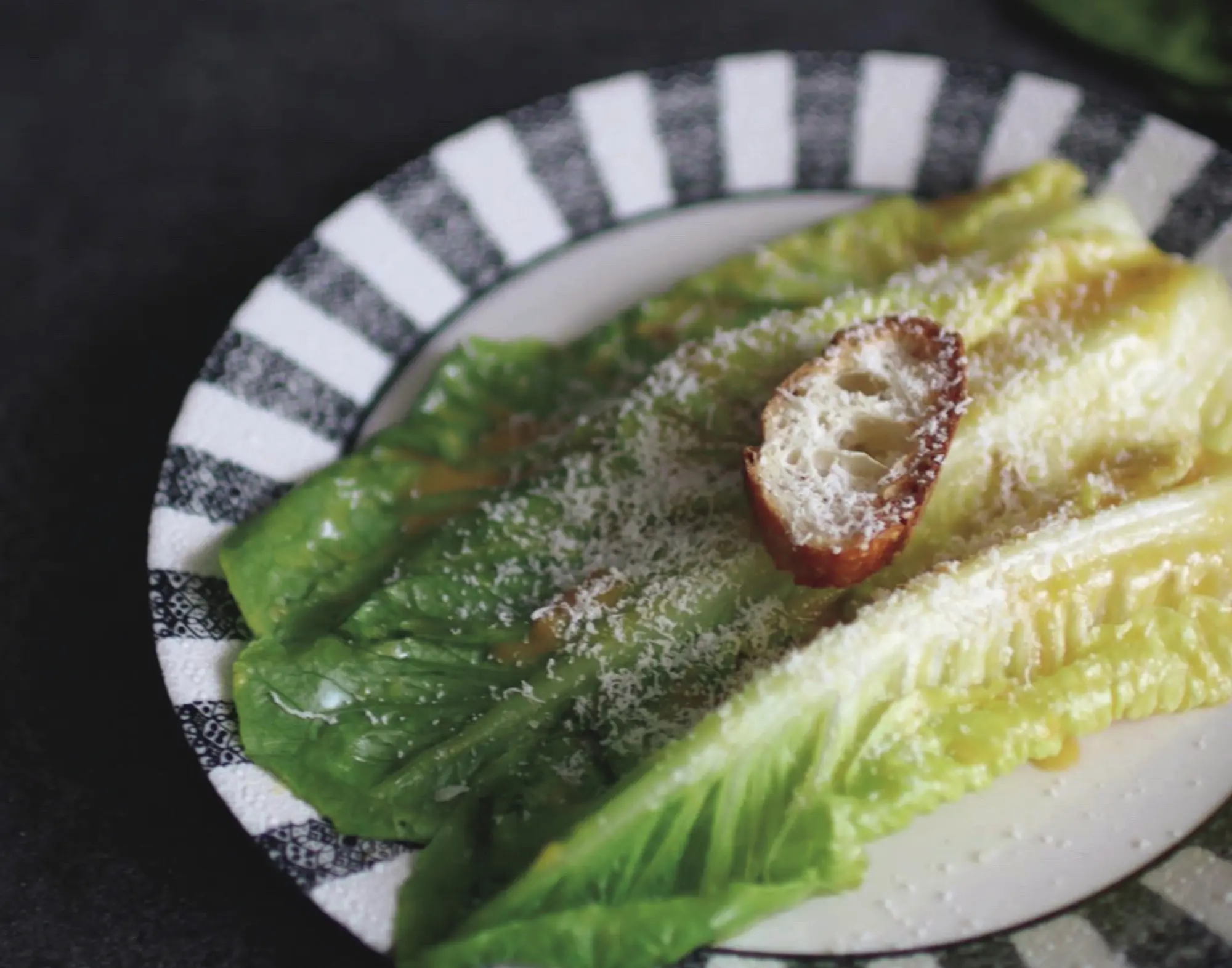 華組　細谷さん　）畑でとれたロメインレタスを使ったシーザー サラダ。お気に入りの大皿はメキシコの窯元でオ ーダーしたもの。「シーザーサラダはメキシコのホ テルが発祥なんです。そのレシピで作っています」