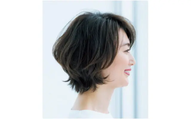 横から見た流し前髪ボブヘアスタイル