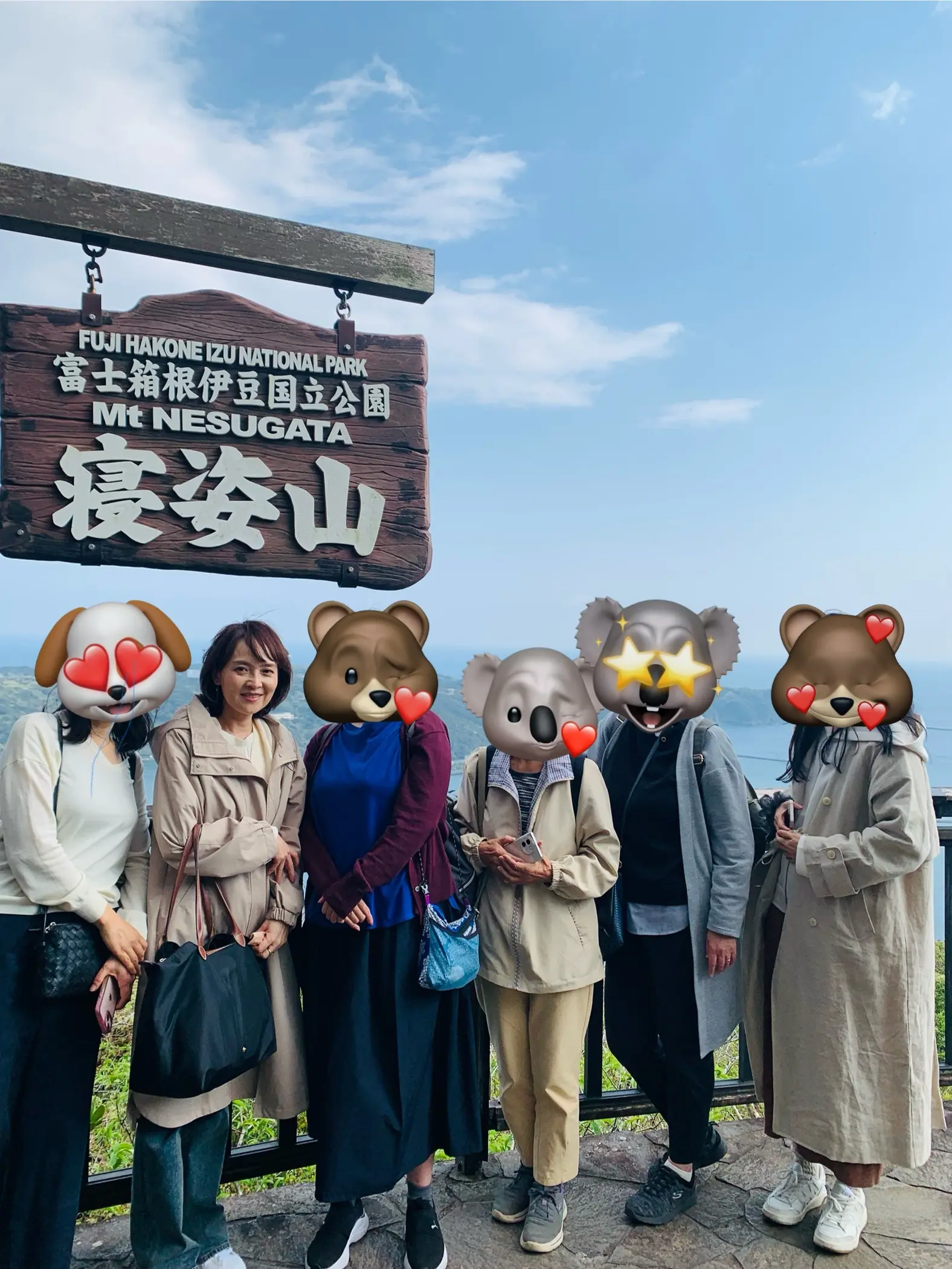 寝姿山で記念撮影をする女性たち