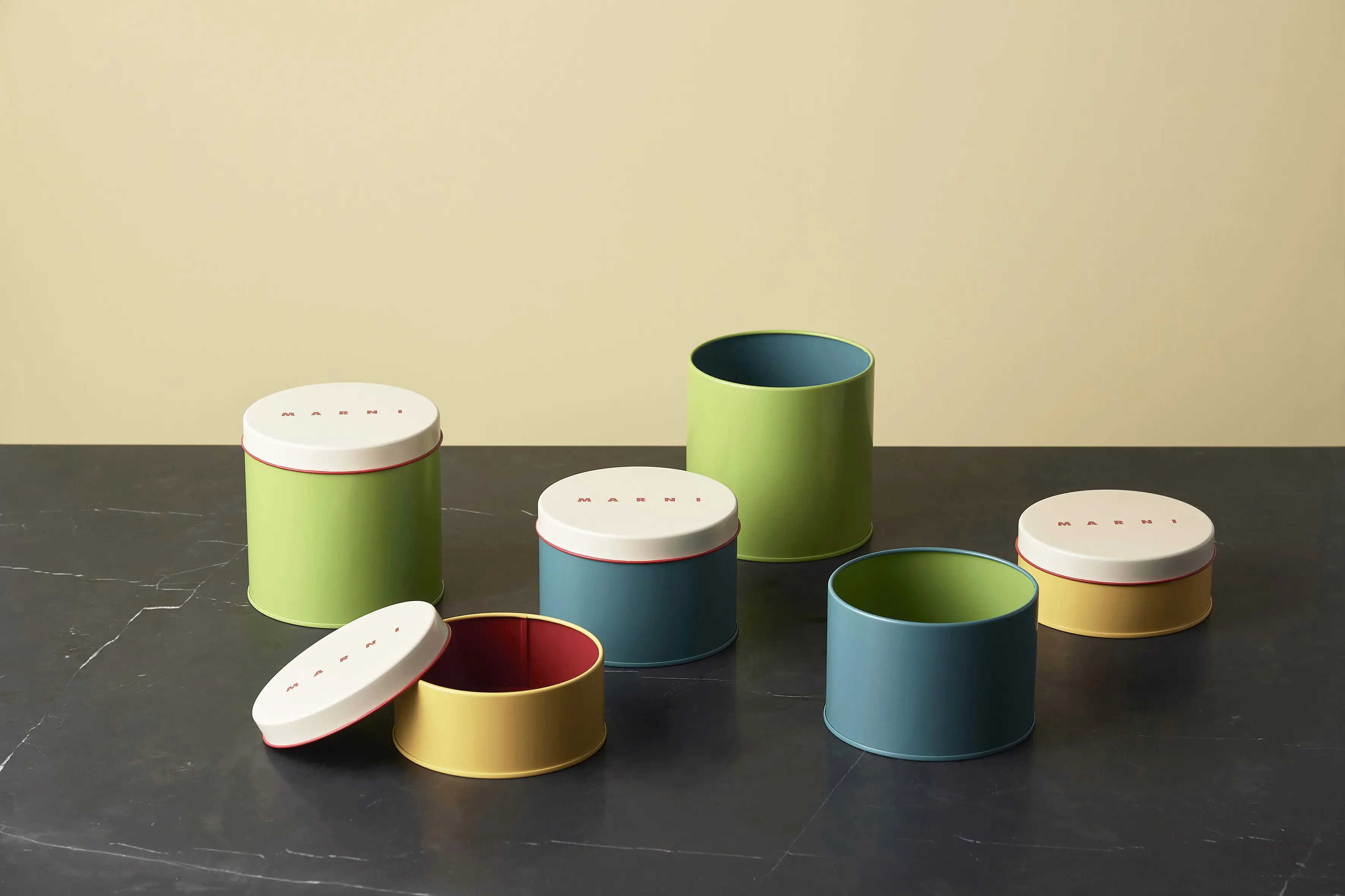 銀座　手土産　マルニ カフェの「クッキー缶」¥6480