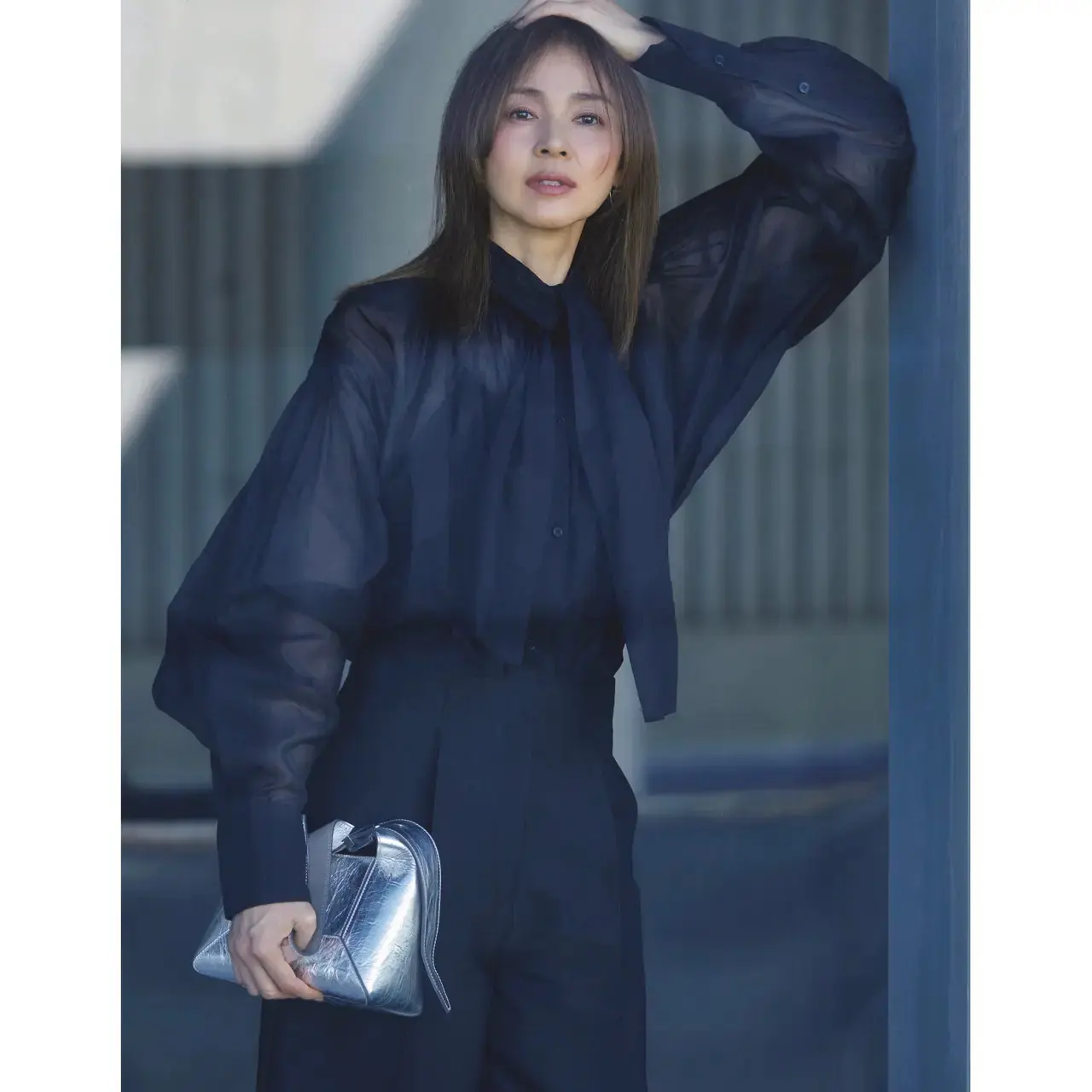 定番のダークカラーコーデには、シルバーバッグで春らしい爽快感と華やかさをトッピング！