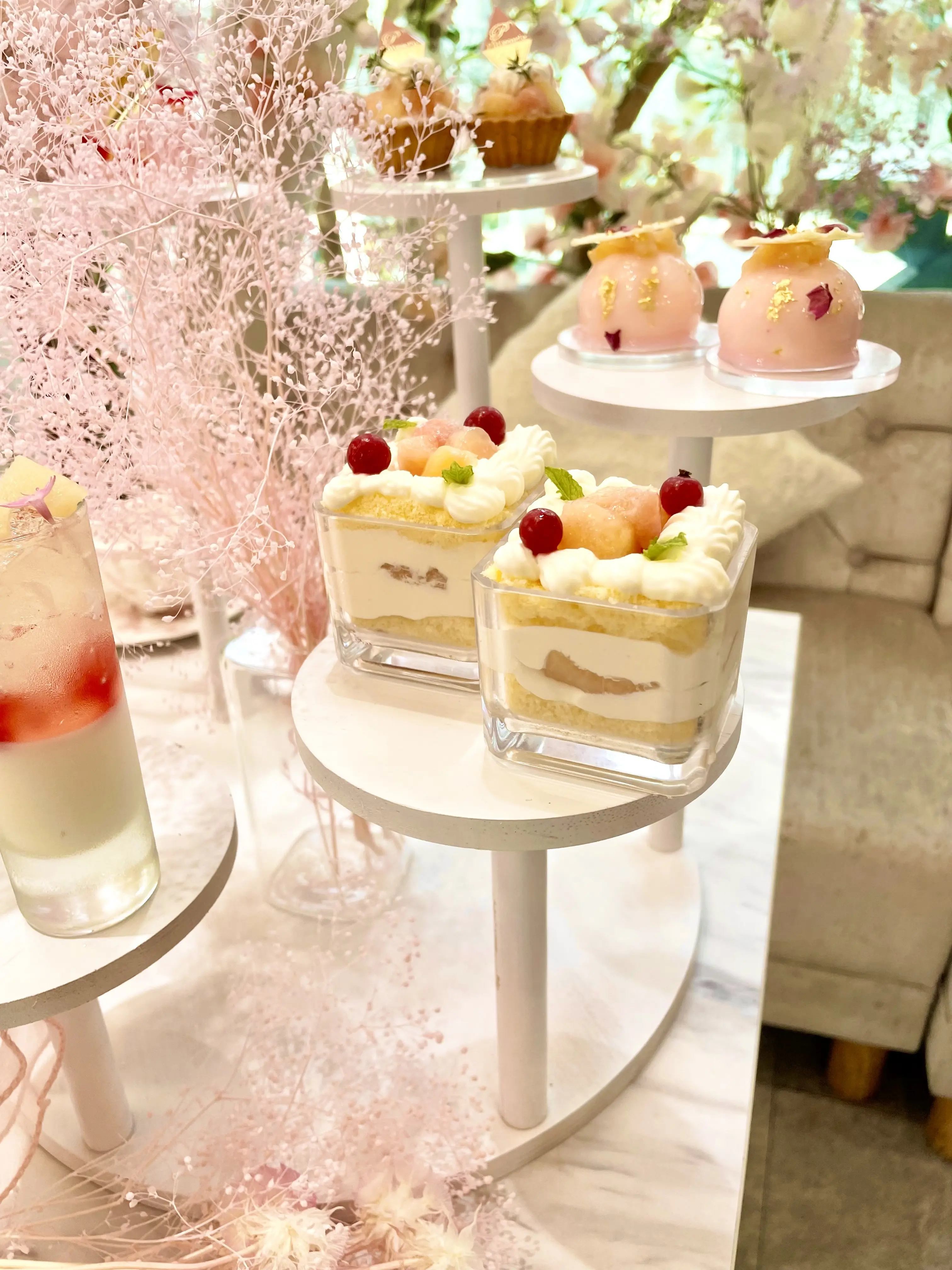 ケーキ、スイーツ、表参道、HAUTE COUTURE CAFE表参道、HAUTE COUTURE CAFE、オートクチュールカフェ、ピーチアフタヌーンティー、桃のアフタヌーンティー、桃パフェ、パフェ、ピンク、ピンクのワンピース、ワンピース、ノースリーブワンピース、ワンピースコーデ、ロングヘア、黒髪、可愛いアフタヌーンティー、美味しいアフタヌーンティー、豪華なアフタヌーンティー、お花の世界、店内、スイートピー、かすみそう、霞草、かすみ草、スイーツ、ムラングシャンティ―、マンゴー、パッション、生クリーム、クリーム、花びら、バラ、バラの花、バラの花びら、可愛い、生クリーム、桃のショートケーキ、桃、ピーチ、