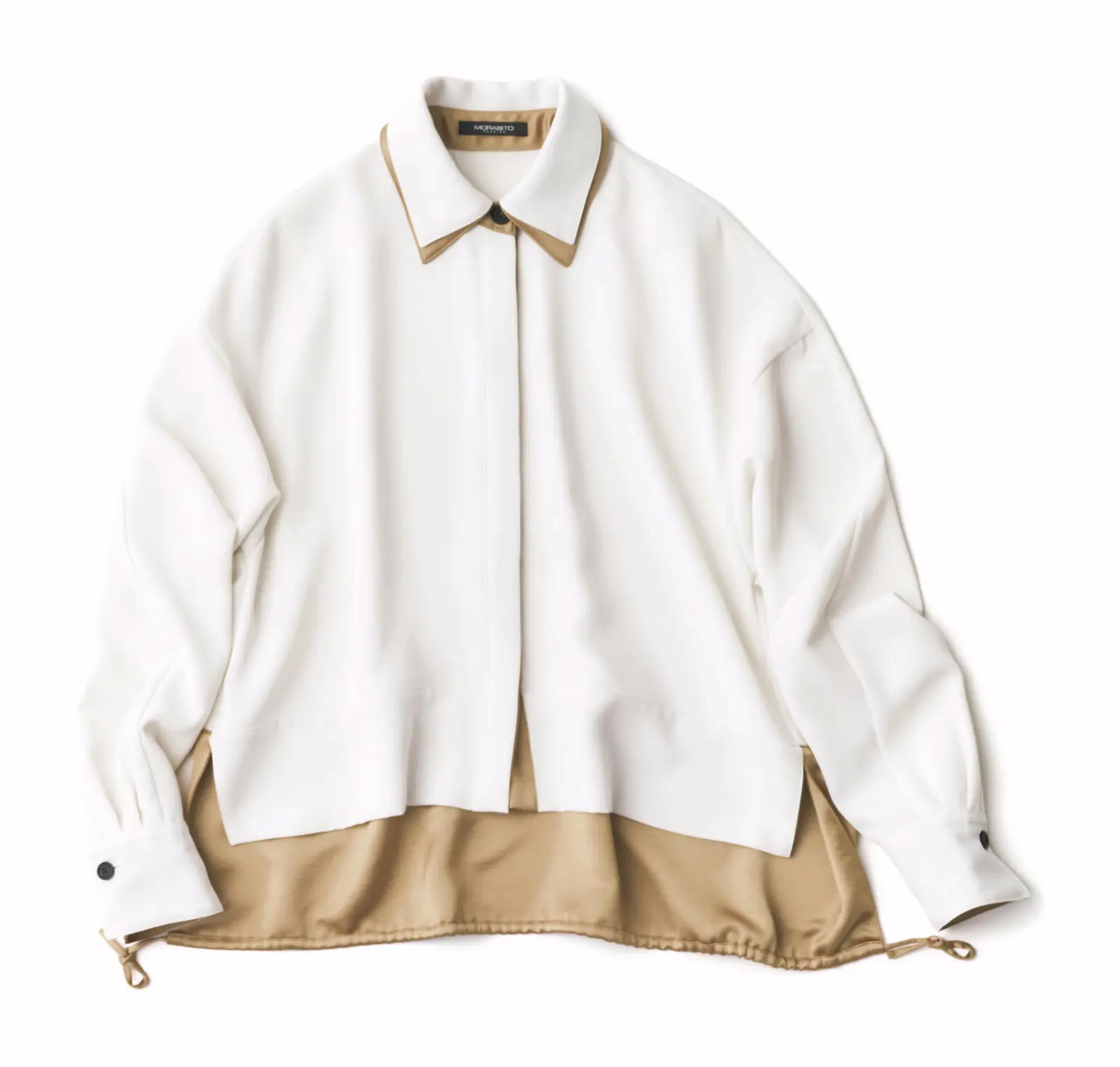 技に富むブラウスは お出かけシーンにも重宝　2枚重ね の襟、背面の配色切り替えなど凝ったディテールが、 とろみ素材をよりドレッシーに魅せて。すそのコード を絞るとシルエット変化も楽しめる。ブラウス￥75,900／キング（モラビトプルミエ）　