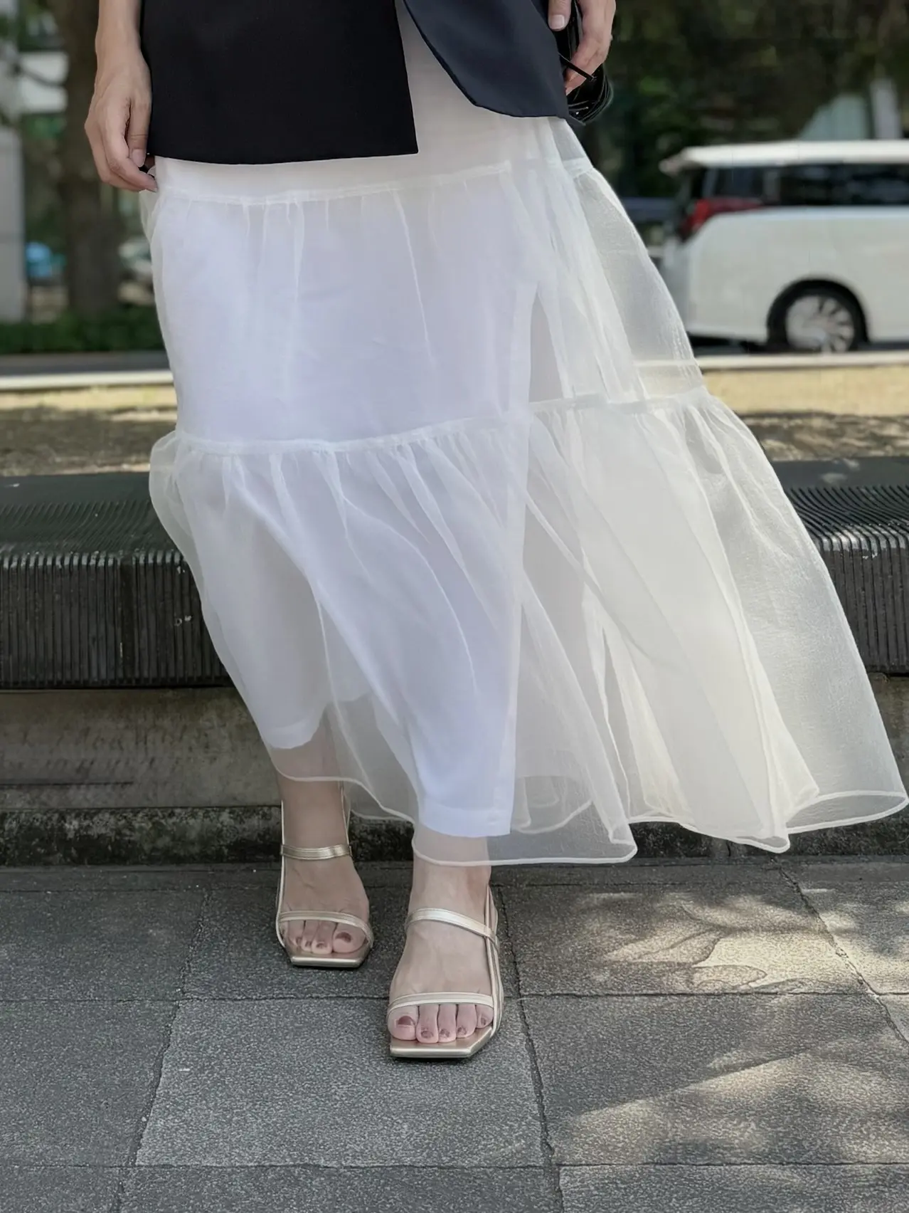 GU 黒ジレ　白チュールスカート　　ゴールドサンダル