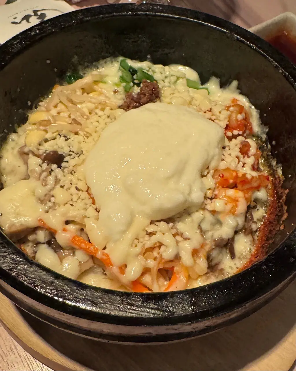 赤をポイントに、品よく。ドライブの日の大人のムートンコート着回し【３日目】_1_3-3