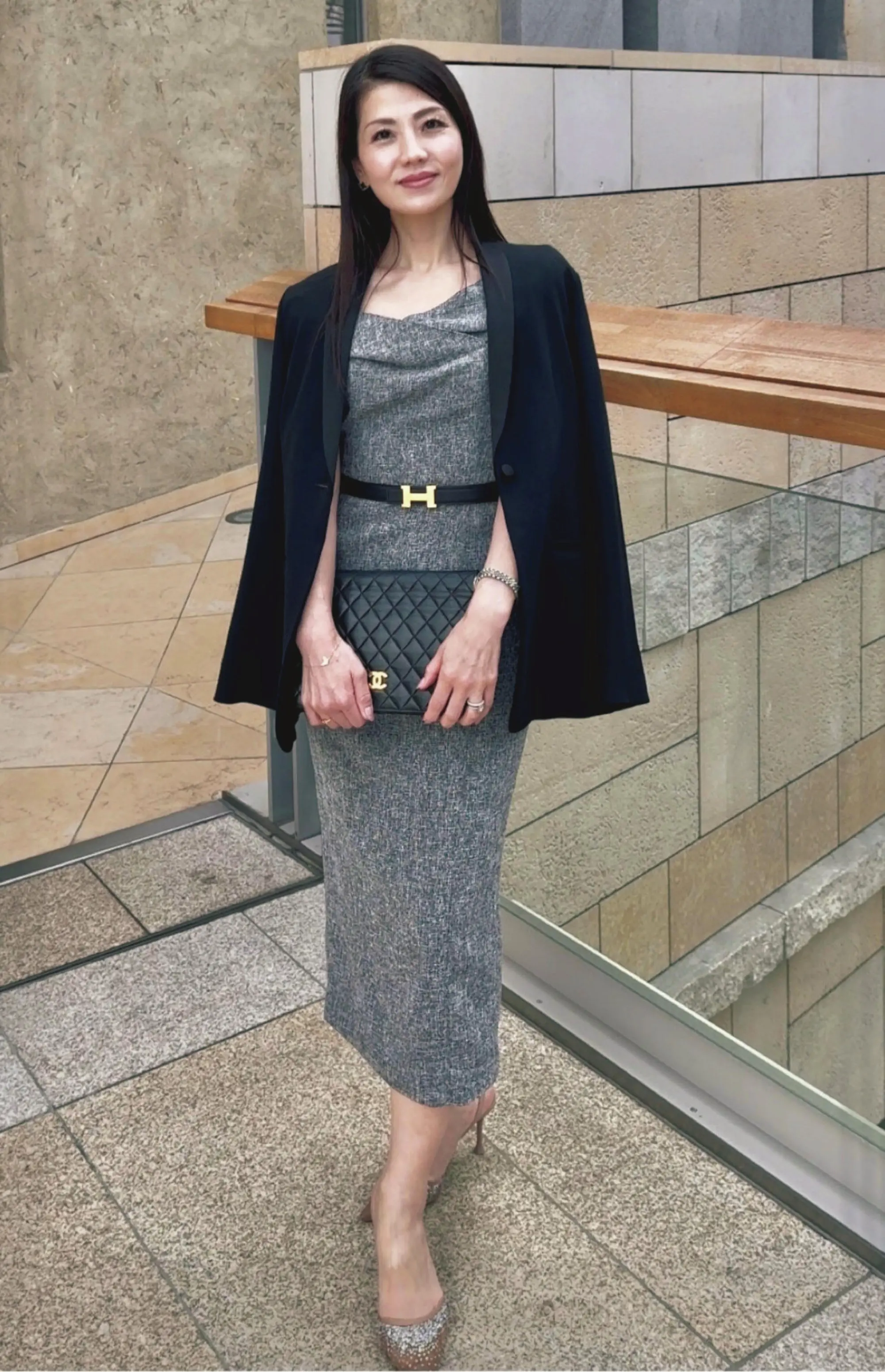 華組　新メンバー紹介　小泉雅恵さん（47歳）　「お客さまと会うときの着こな し。ジェンヌのワンピースとト ゥモローランドのジャケットで きれいめに。奇をてらわず、翌年も着られる上質なアイテムを 提案するようにしています」