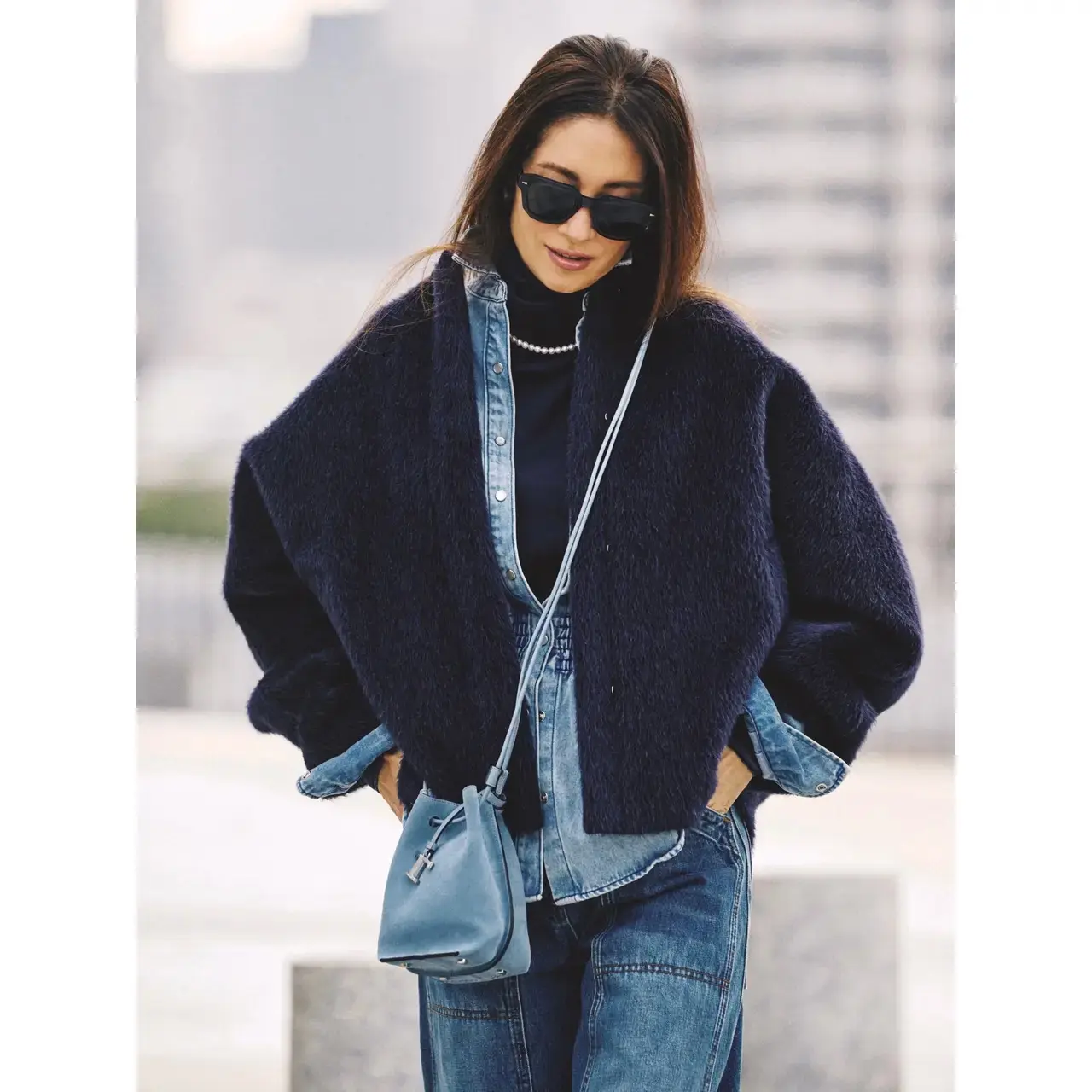 デニムシャツを加えてこなれ感とあたたかみをアップさせた冬のレイヤードスタイル。最高気温10℃