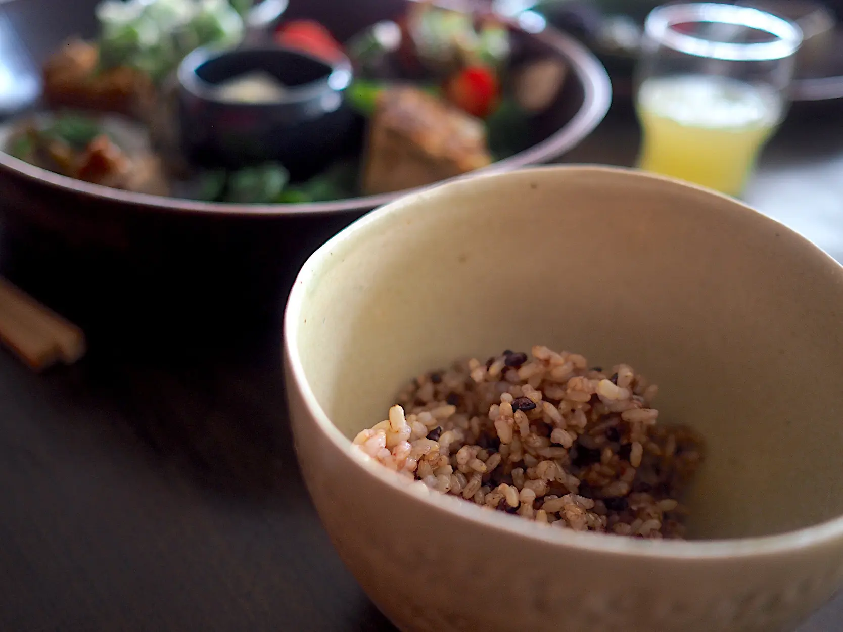 マルダの宿の朝食、玄米と古代黒米のごはん