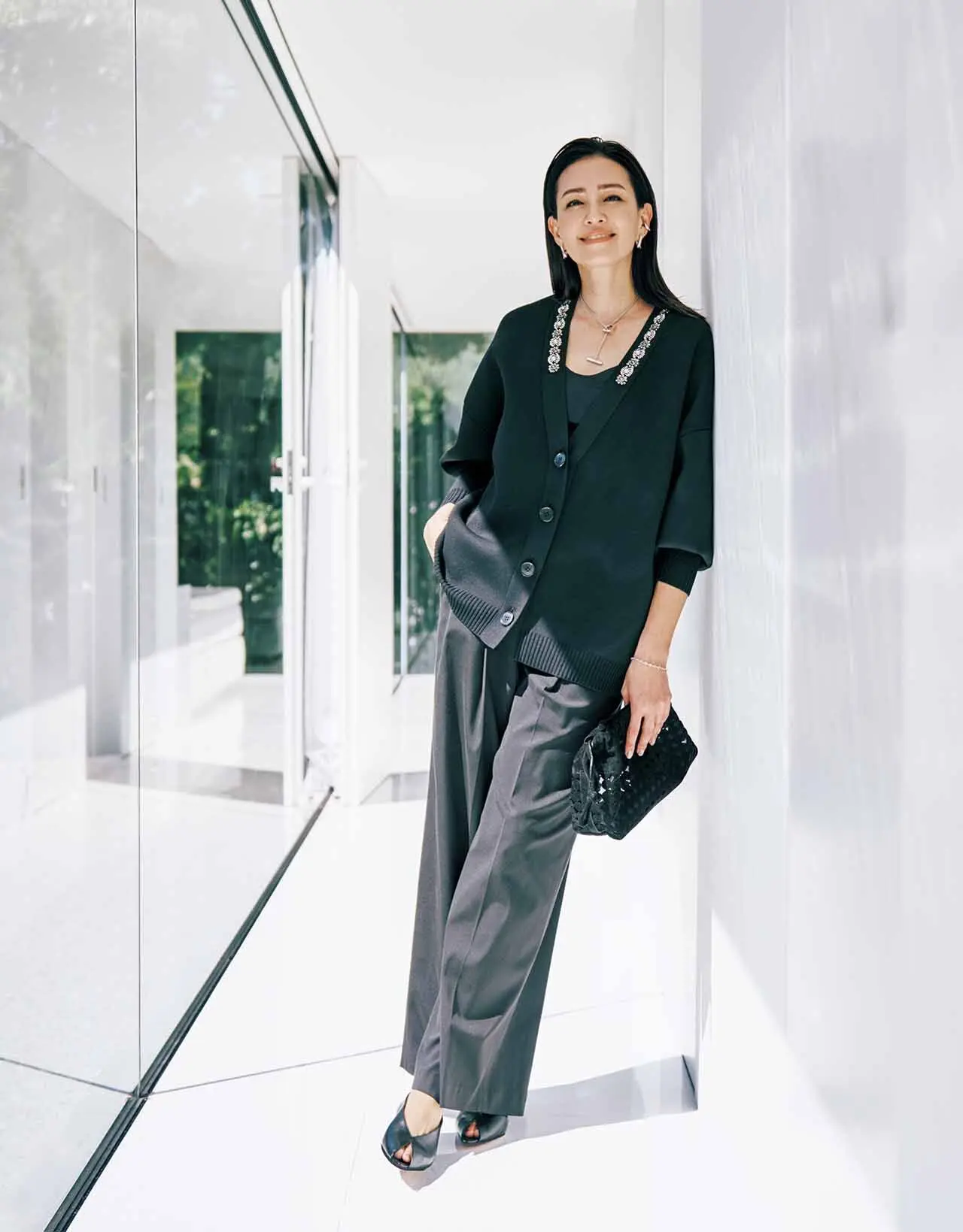 ネックラインのビジューが、 　　黒の装いにモダンな華やぎをもたらす