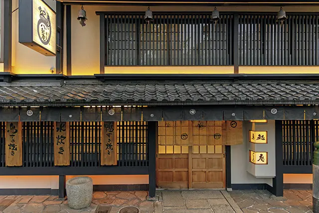京の鳥どころとして知 られる鳥料理専門店