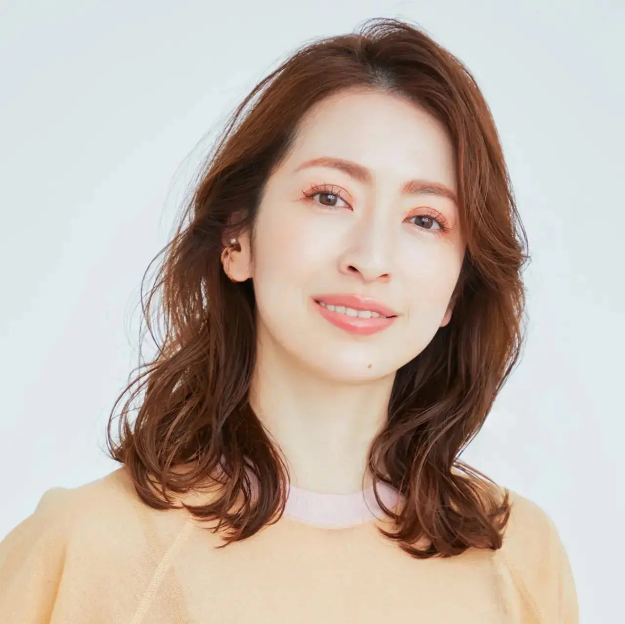 50代に人気上昇中！上品な華やかさ「冬のミディアムヘア」51選