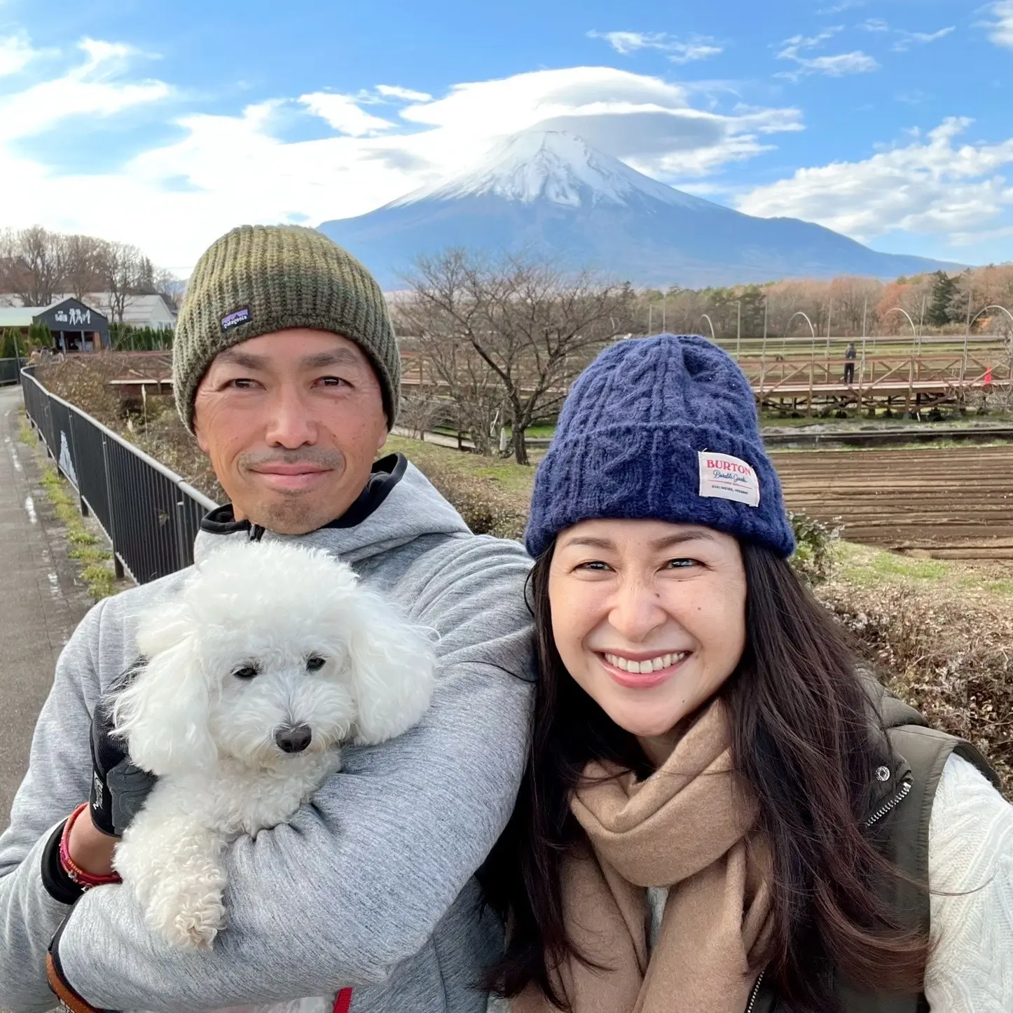 富士山キャンプ　夫婦　白いトイプードル