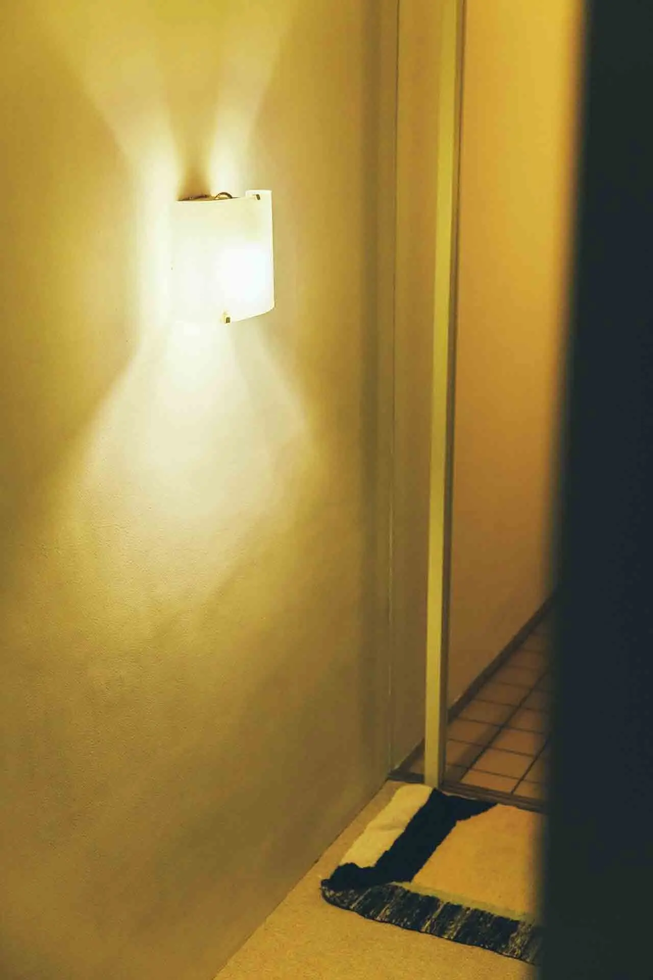 この家にもともとついていた照明。吉村順三デザインのガラス製ウォールランプ