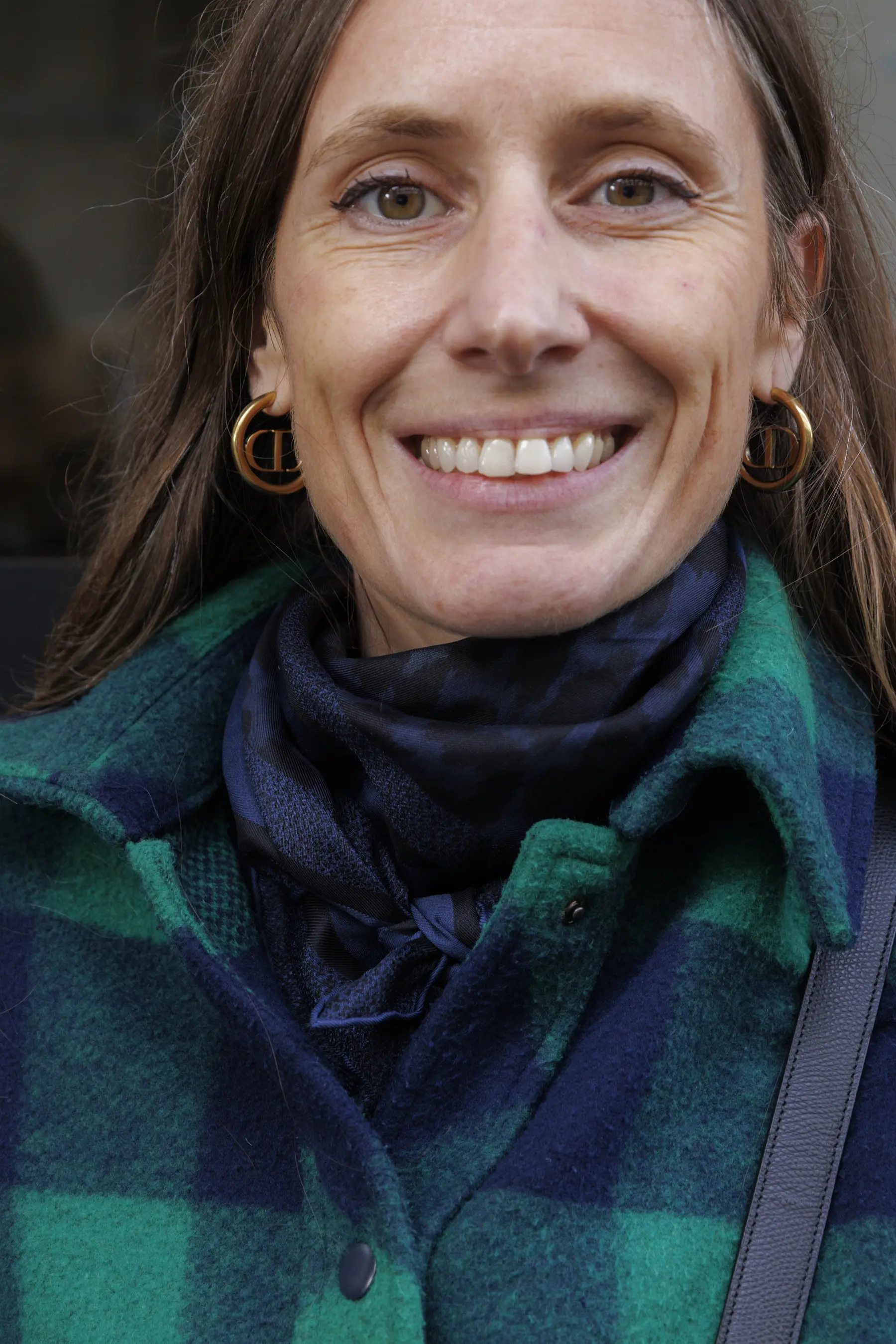 ファッションスナップ　スカーフ　ディオール