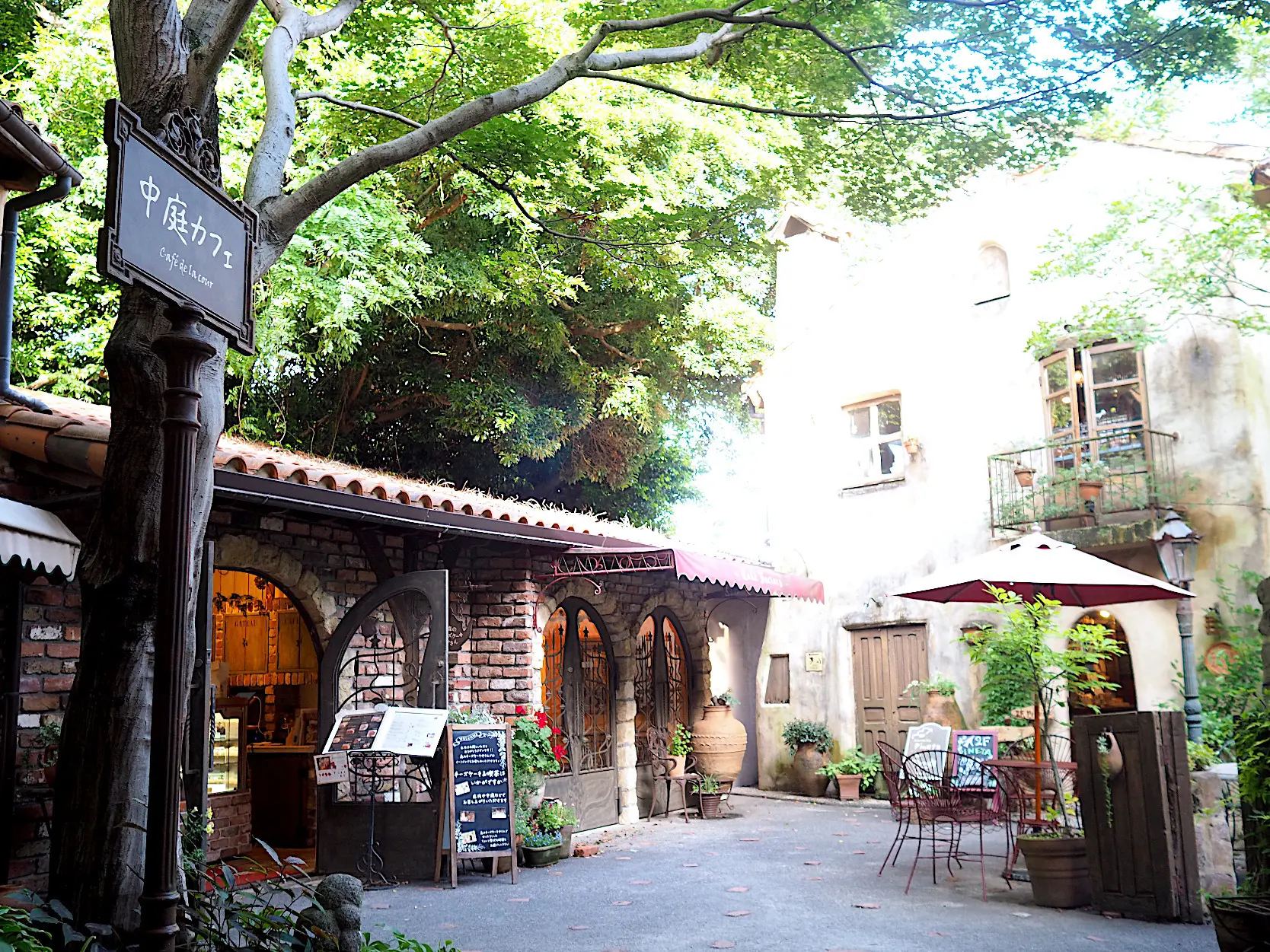 「ぬくもりの森」中庭カフェ