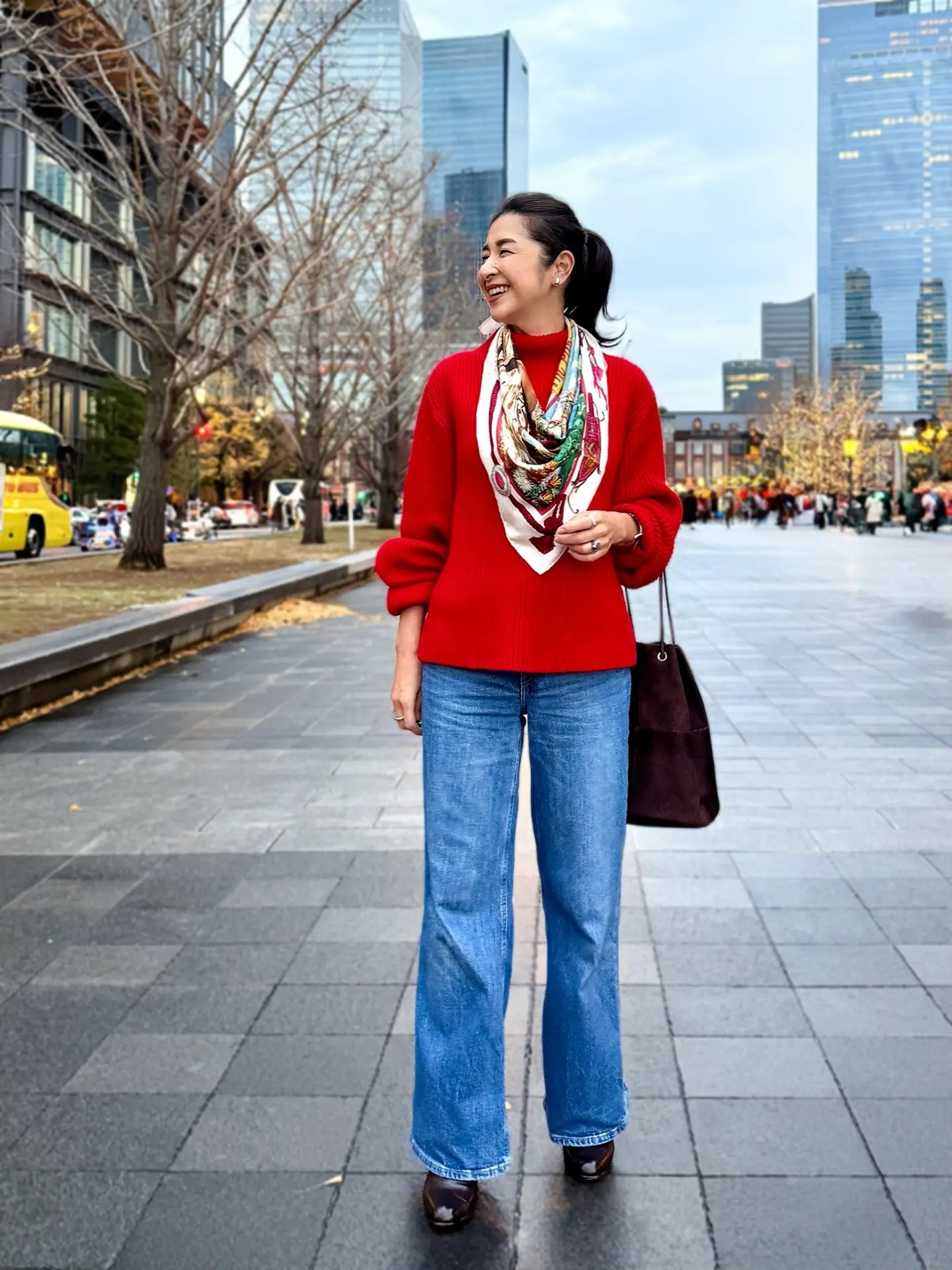 【おしゃれな40代・50代のスカーフコーデ】オンにもオフにも！「エルメス」のスカーフで完成するエクラ 華組の冬コーデ_1_4