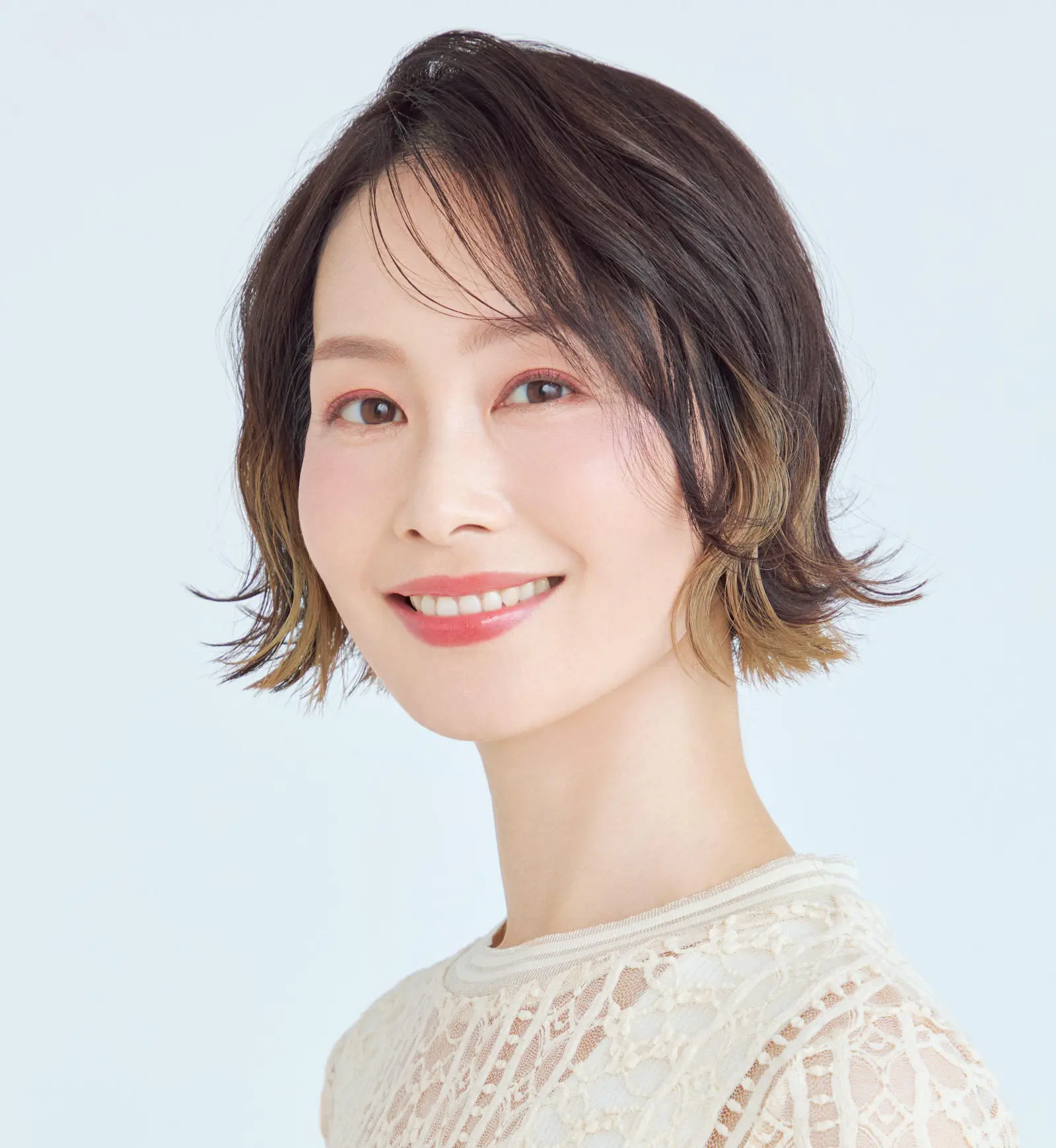 ボブヘアをちょっと変えたい！をかなえるチラ見せインナーカラー【50代髪型・ヘアスタイル】