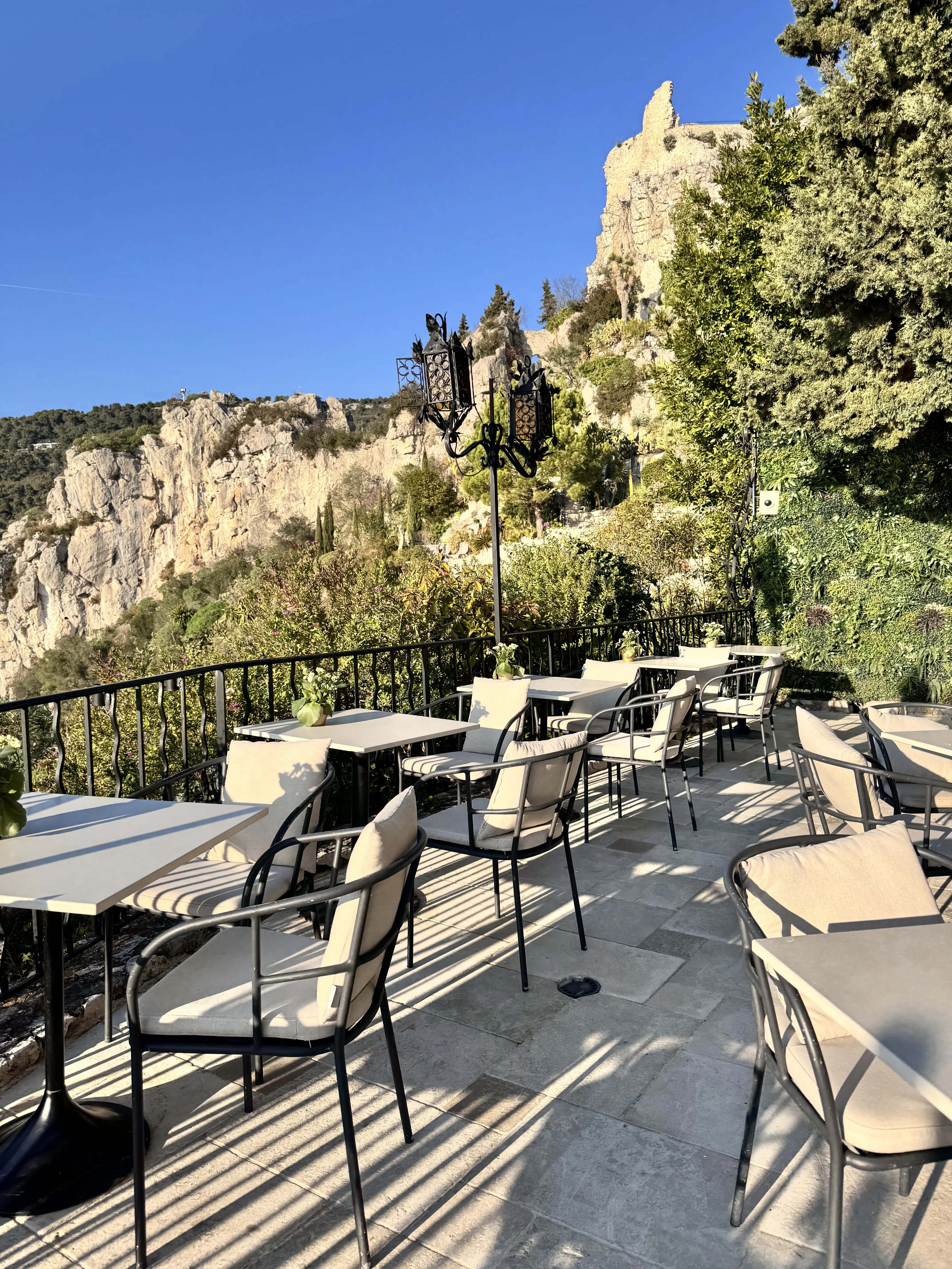 動きやすさと上品さを叶える旅先ランチコーデ🇫🇷話題のフランスエズ村へ_1_13