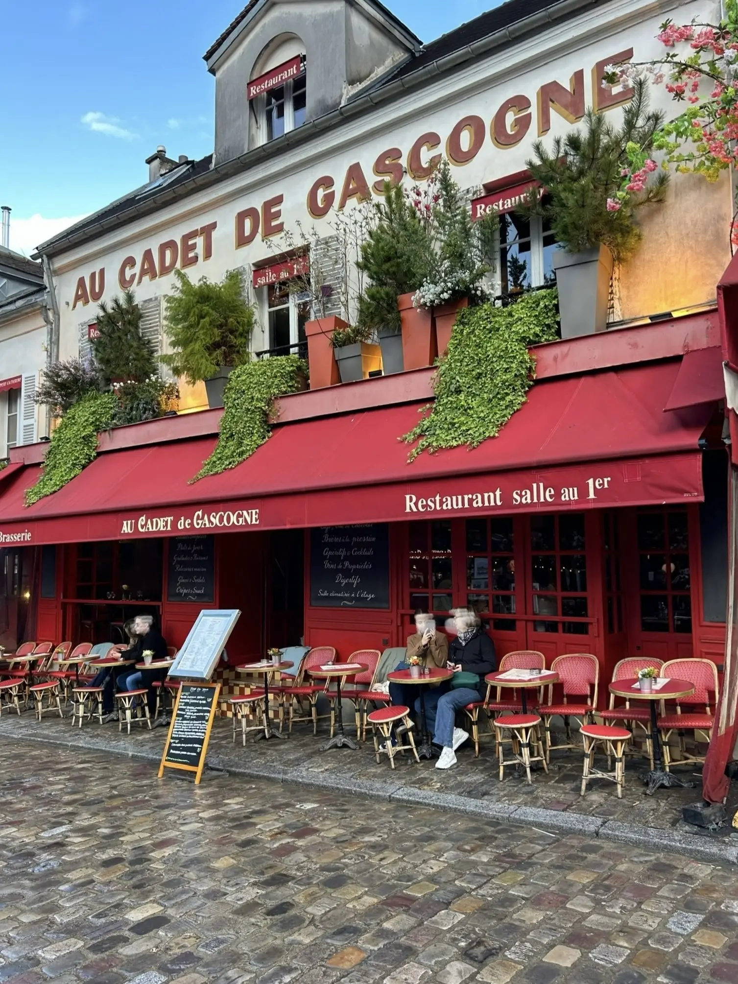 パリ　カフェ　有名　AU CADET DE GASCOGNE モンマルトル