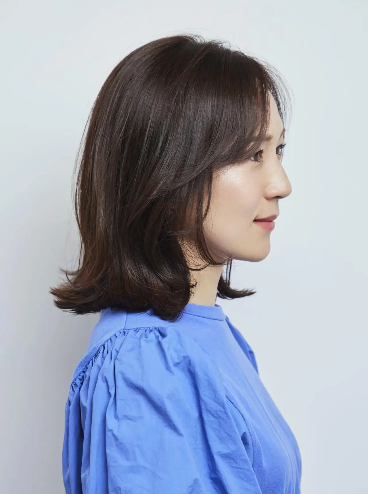 50代に人気のくびれミディアムできゅっと理想的な小顔印象に！【50代髪型・ヘアスタイル】