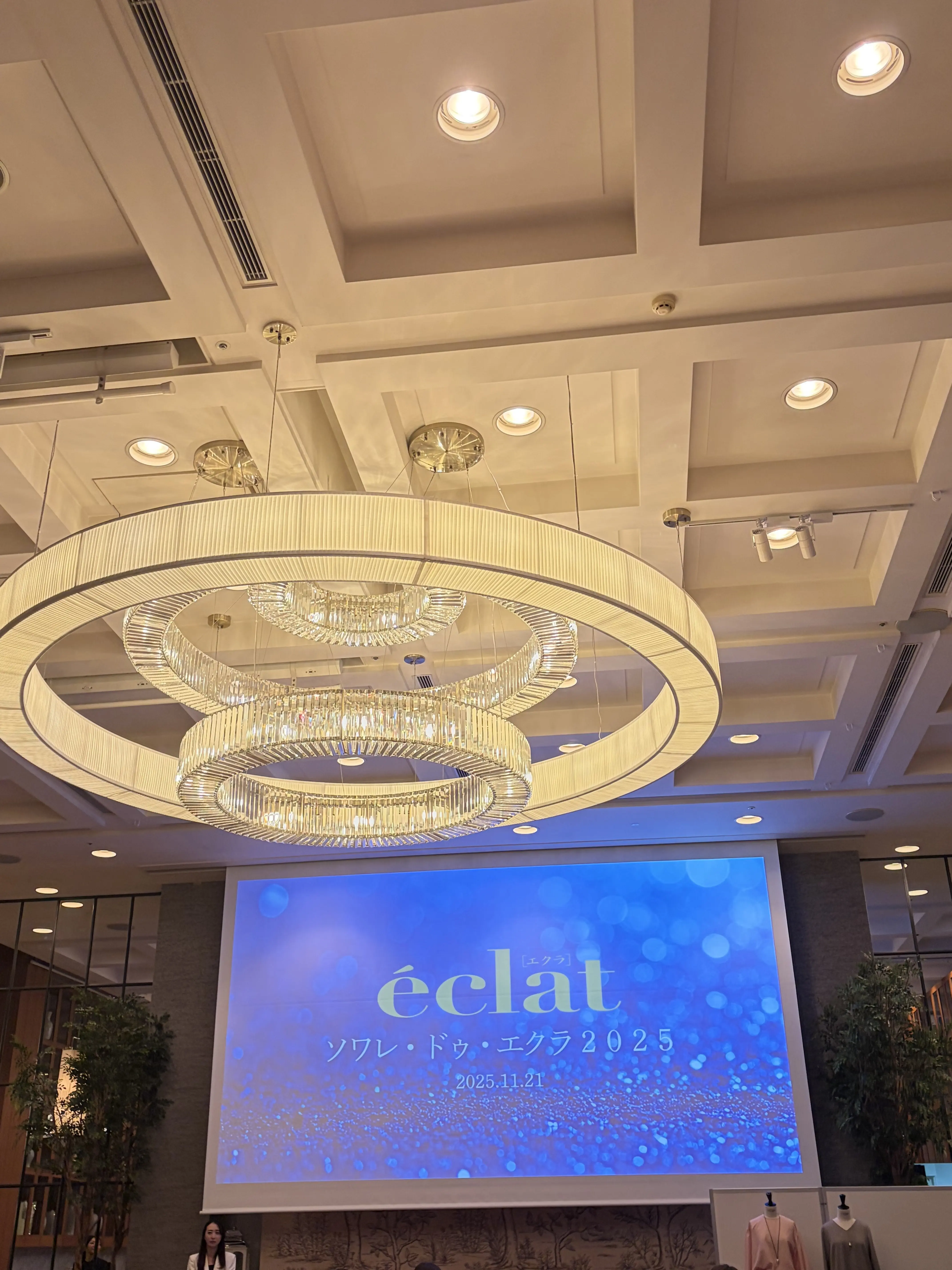 ソワレ・ドゥ・エクラ2025の会場内のゴージャスなシャンデリア