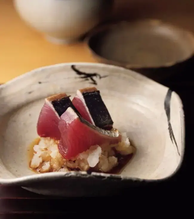 大根おろし、らっきょう、玉ねぎポン酢で味わう「鰹のたたき」