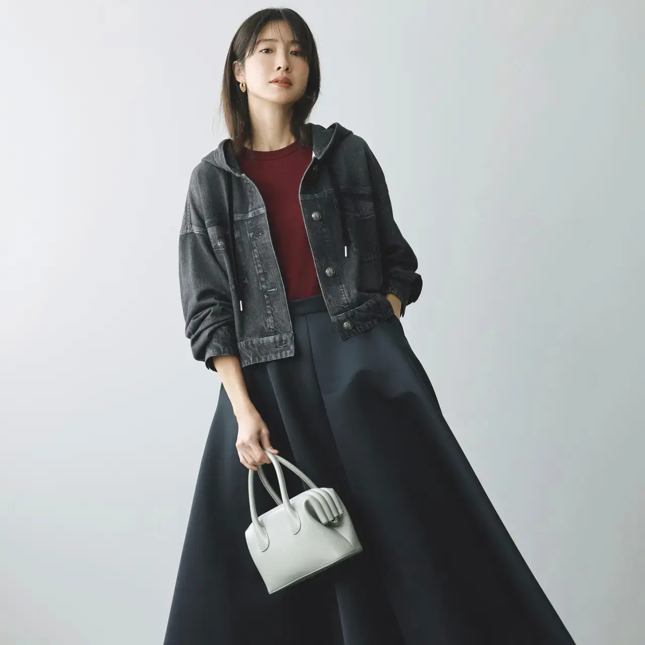 カジュアルなデニム風ジャケットとエレガントなスカートの甘辛ミックスがこなれた印象をかなえる。最高気温15℃