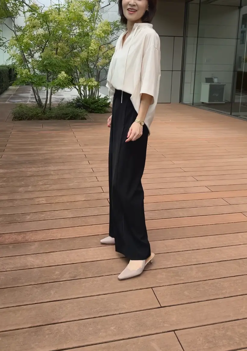 優美なセミワイドパンツを着た女性。脚長効果あり