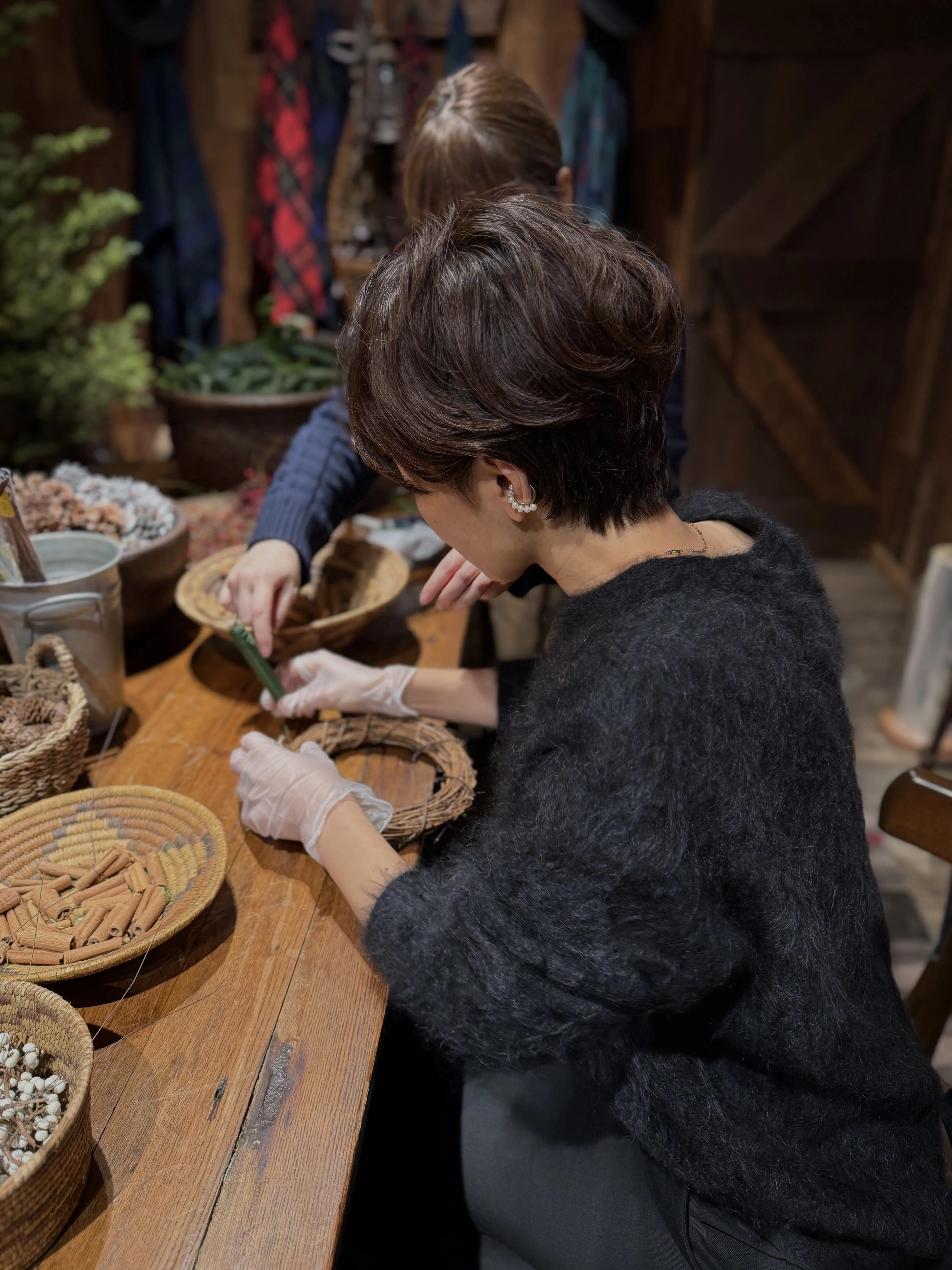 一着のブラックタイトスカートから始まるミニマムな装い_1_2