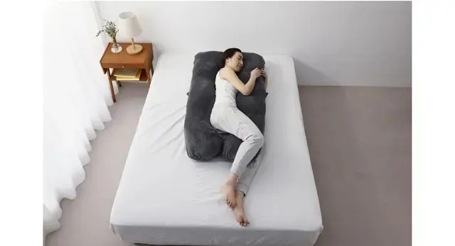 枕は体全体を覆うタイプの「ハグモッチ」に買い替えて現在も使用中。ベッドには寝ながら見られるスマホホルダーを100円ショップで購入し、万全の睡眠環境を整えています（56歳・パート）