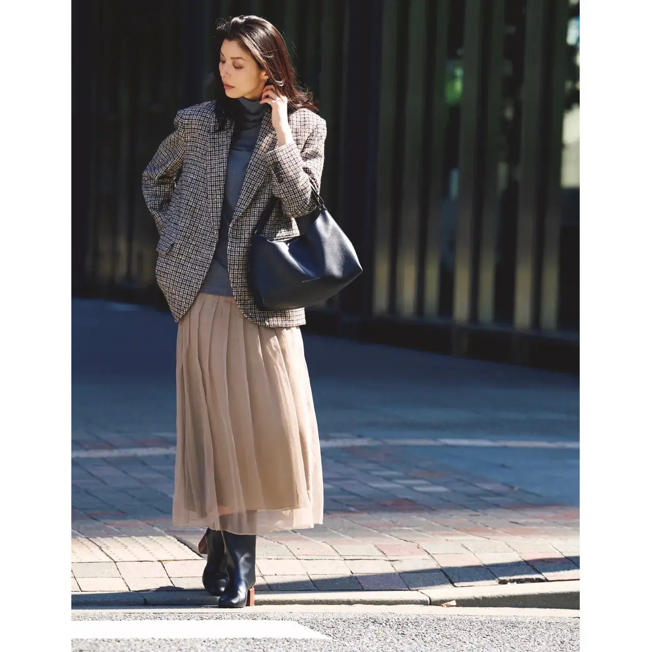 ツイードジャケットにチュールスカートをあわせて柔和なムードに仕上げる。気温17℃