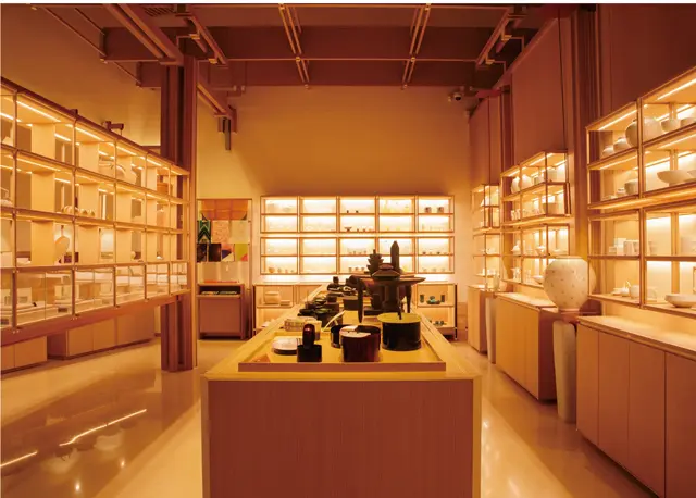 店内には、新進作家から重鎮まで60名ほどの作品が