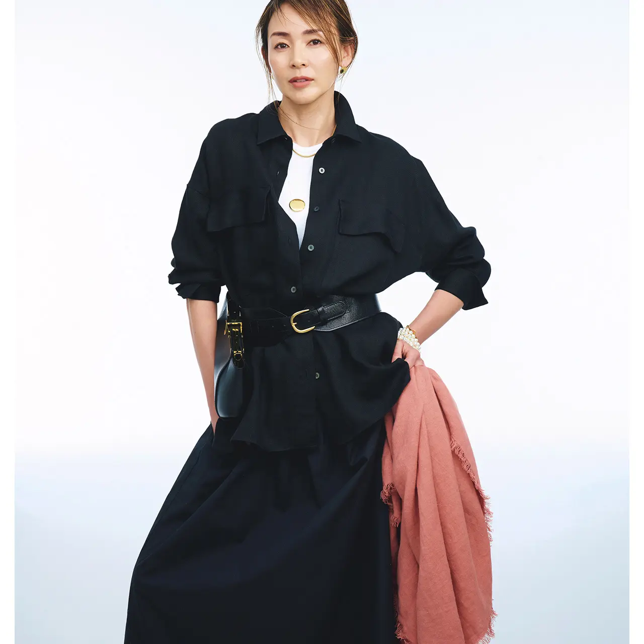黒シャツと黒スカートのコーデ　モデル・SHIHO