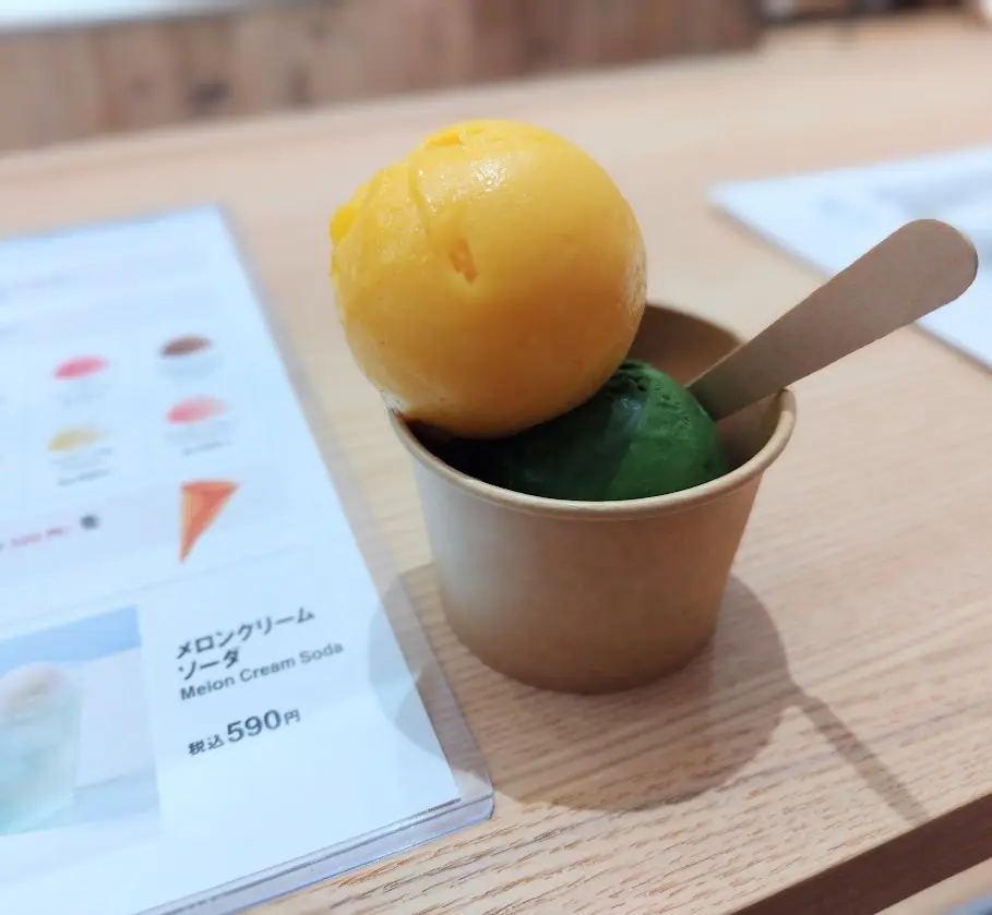 無印良品　関西地区最大級の品揃え　阪急西宮ガーデンズ　アイスも楽しめるコーヒースタンド