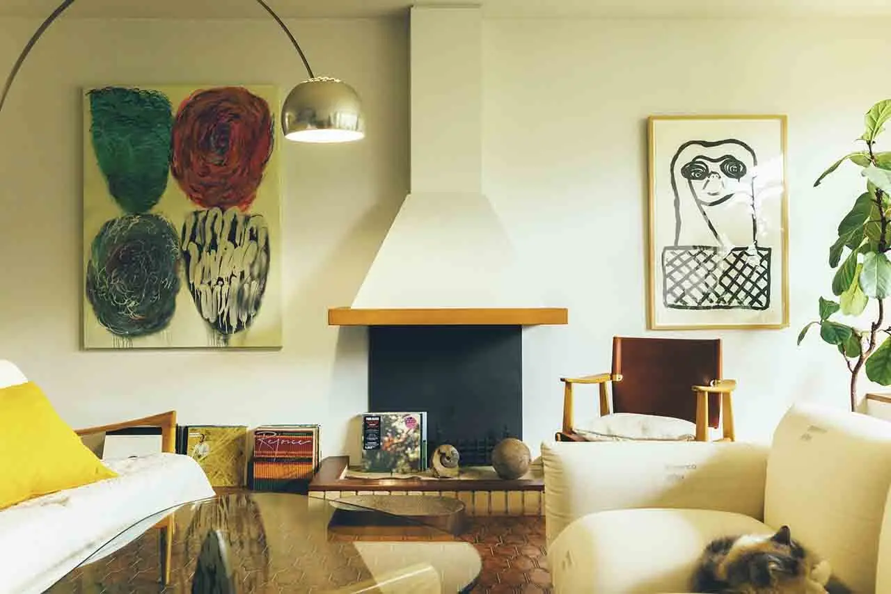 吉村順三設計らしい、中心に暖炉のあるリビング。