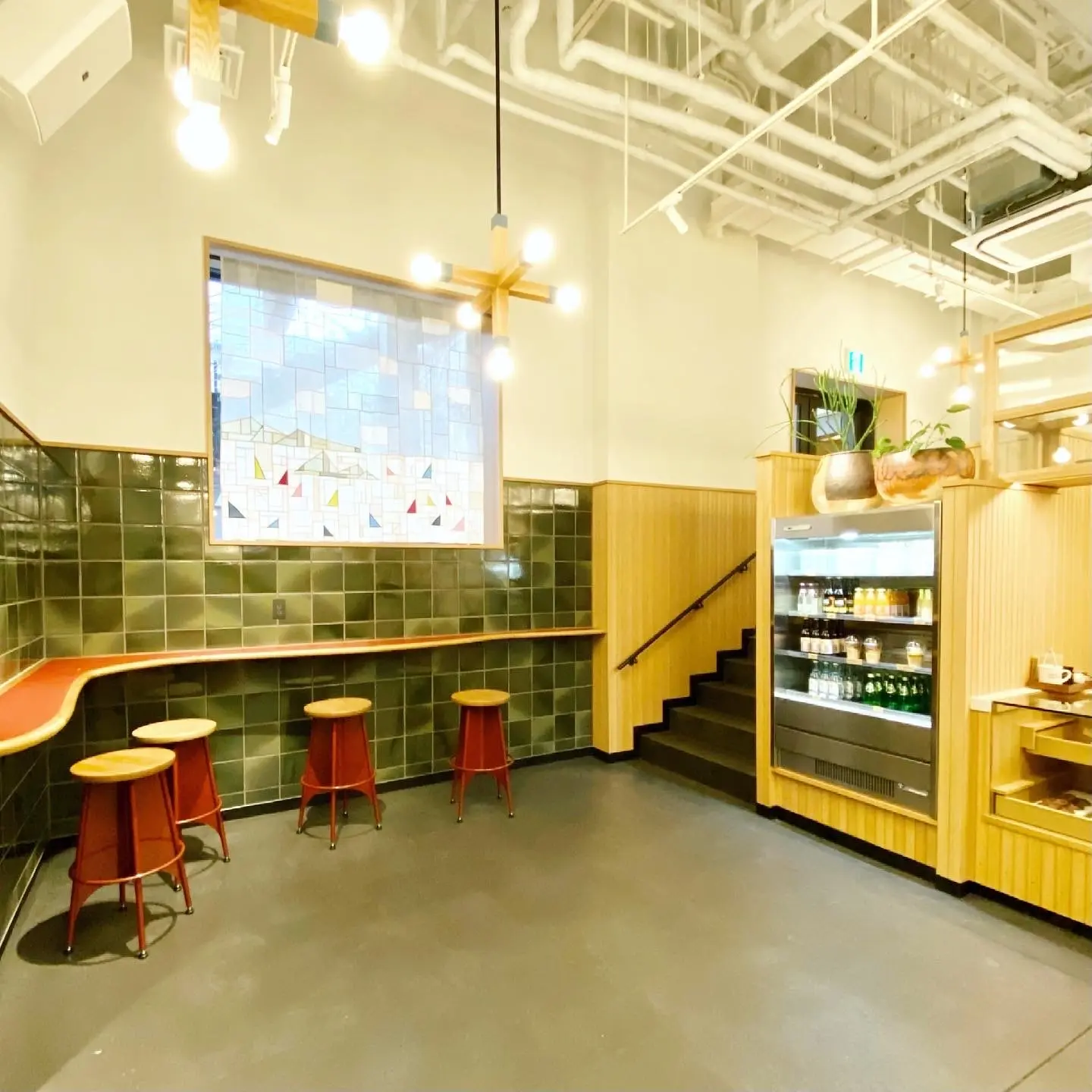 「エースホテル京都」のカフェ、Stumptown Coffeeの店内写真