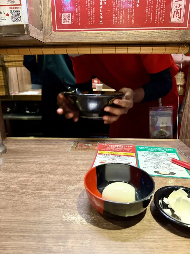 赤い秘伝のタレ。一蘭特製生麺。盛り付けの美しさ。