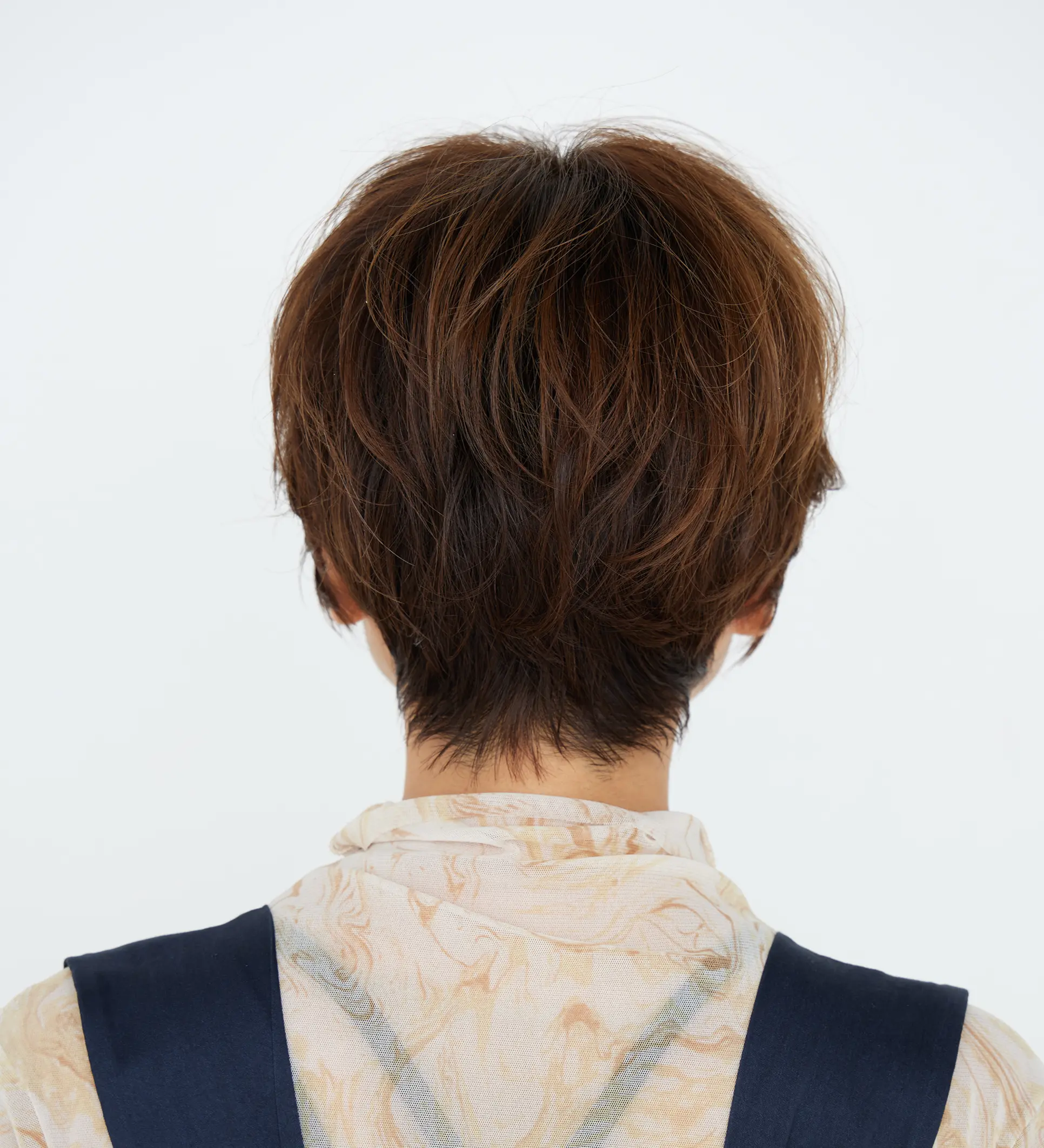 Webエクラ 40代50代 髪型 後から見たふんわりトップとハネ感ショートヘアスタイル