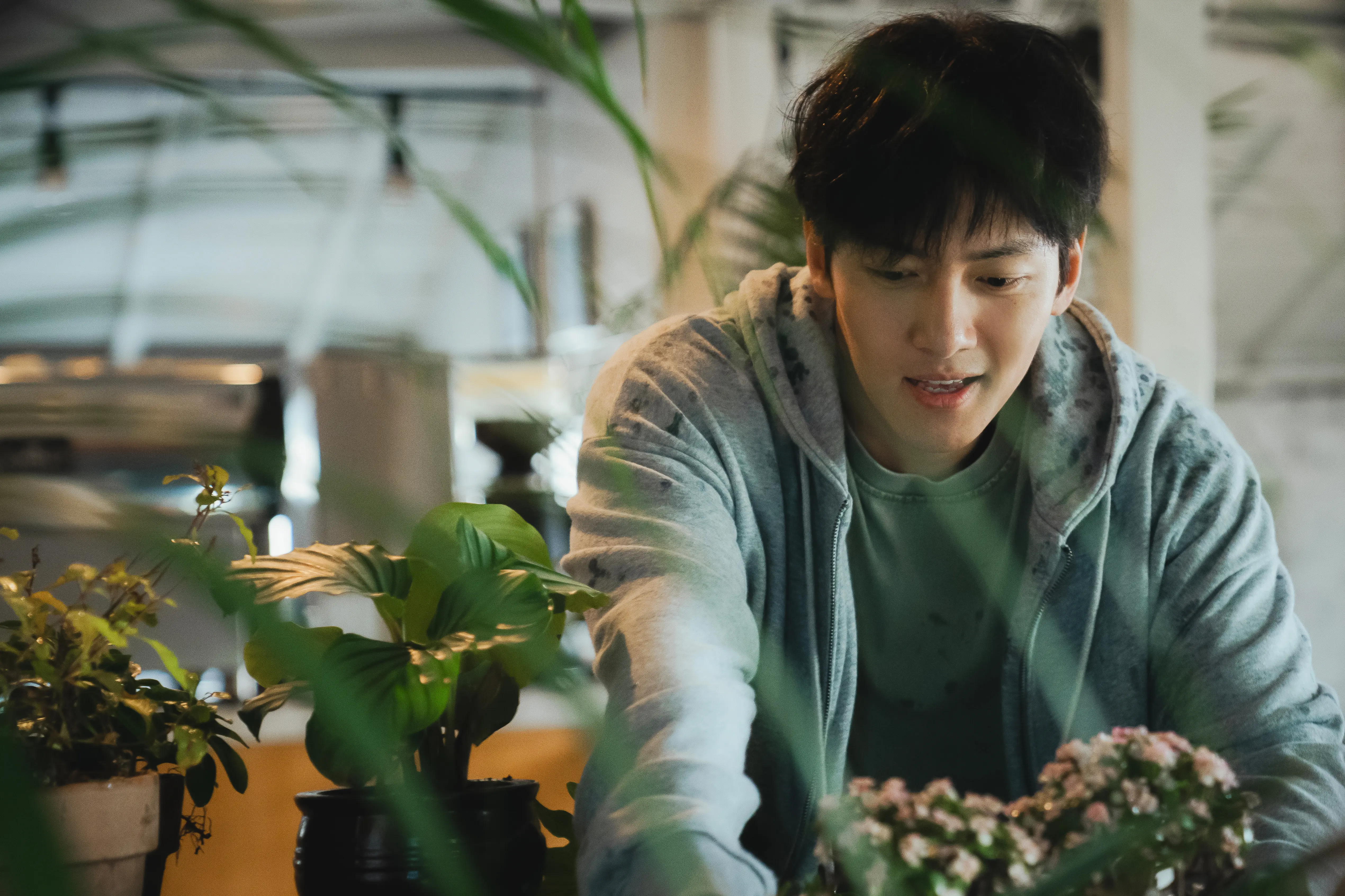 韓国ドラマ　『捏造された都市』 ディズニープラス スターで独占配信中  (C)2025 Disney and its related entities 　チ・チャンウク