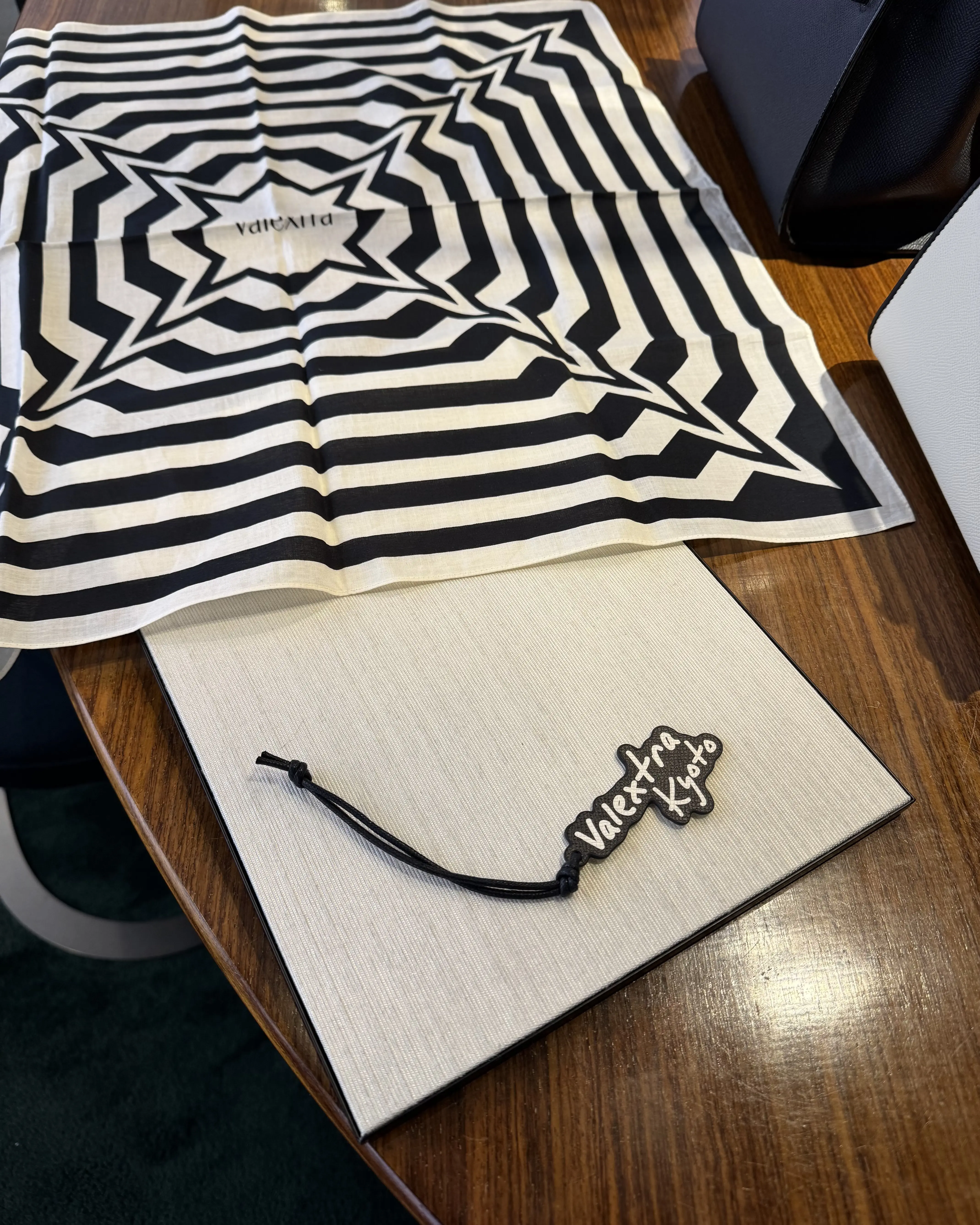 食事の時間も、街歩きも品よく。大人のムートンコート着回し【2日目】_1_8-1