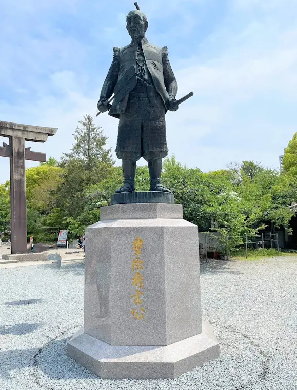 大阪城公園豊国神社　豊臣秀吉公の銅像
