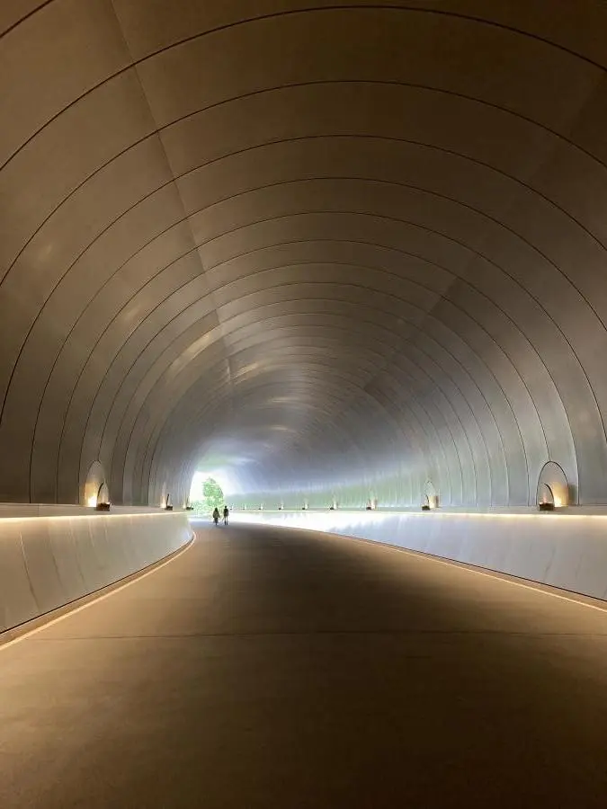 美術館　滋賀県観光　トンネル　貸し切り状態